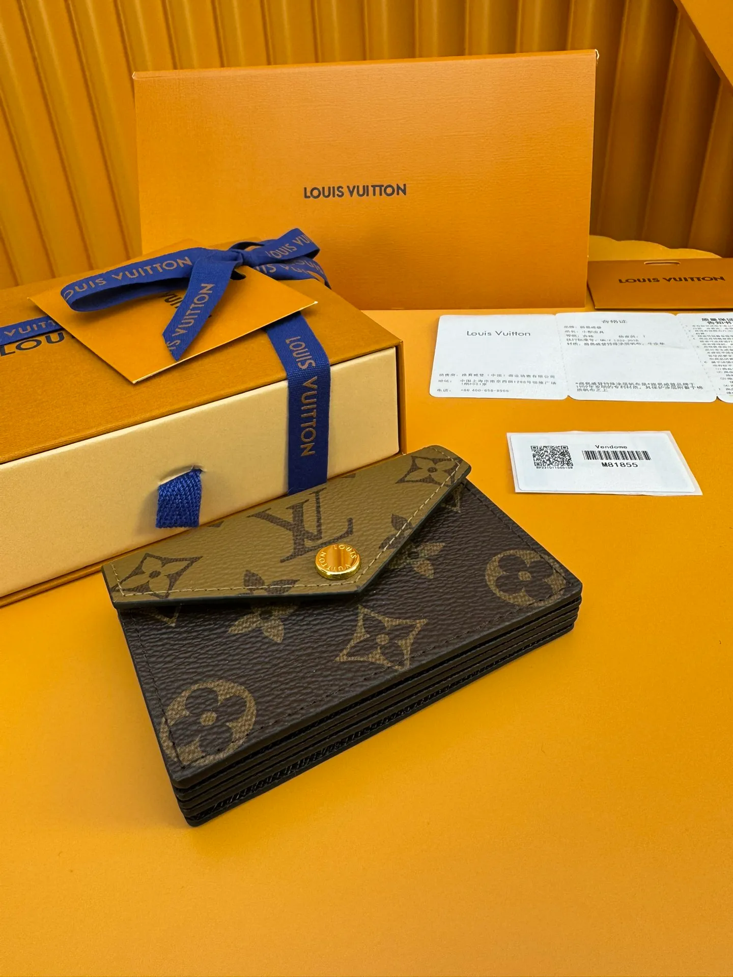 M81855 "Special Duty Free" ♻️[Official special edition·First-class material·All-steel hardware·French chip·Full set of packaging] Full of charm and security, this Monogram canvas card holder comes with Monogram Reverse canvas cards. The interior is divided into five air vents to accommodate cards and other essentials. This model closes via a gold button. 10x6.8x1.4cm 💰460