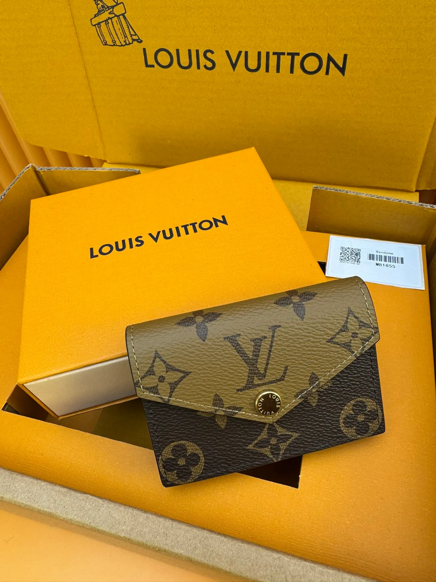 M81855 "Special Duty Free" ♻️[Official special edition·First-class material·All-steel hardware·French chip·Full set of packaging] Full of charm and security, this Monogram canvas card holder comes with Monogram Reverse canvas cards. The interior is divided into five air vents to accommodate cards and other essentials. This model closes via a gold button. 10x6.8x1.4cm 💰460