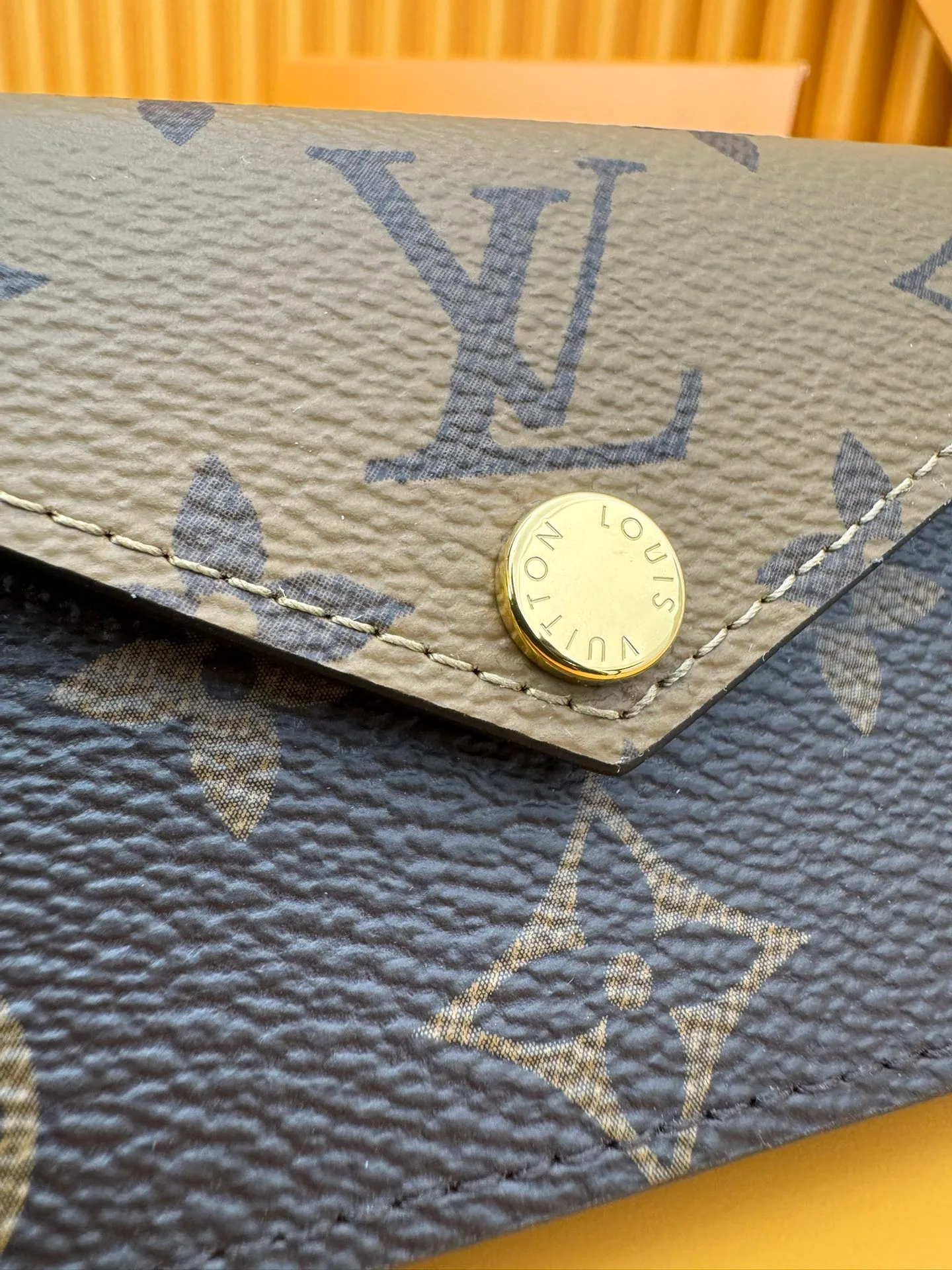 M81855 "Special Duty Free" ♻️[Official special edition·First-class material·All-steel hardware·French chip·Full set of packaging] Full of charm and security, this Monogram canvas card holder comes with Monogram Reverse canvas cards. The interior is divided into five air vents to accommodate cards and other essentials. This model closes via a gold button. 10x6.8x1.4cm 💰460