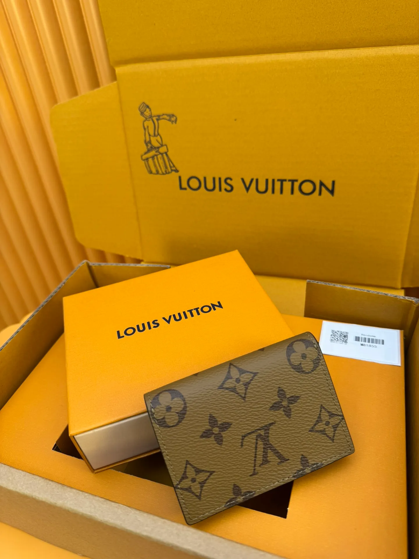 M81855 "Special Duty Free" ♻️[Official special edition·First-class material·All-steel hardware·French chip·Full set of packaging] Full of charm and security, this Monogram canvas card holder comes with Monogram Reverse canvas cards. The interior is divided into five air vents to accommodate cards and other essentials. This model closes via a gold button. 10x6.8x1.4cm 💰460