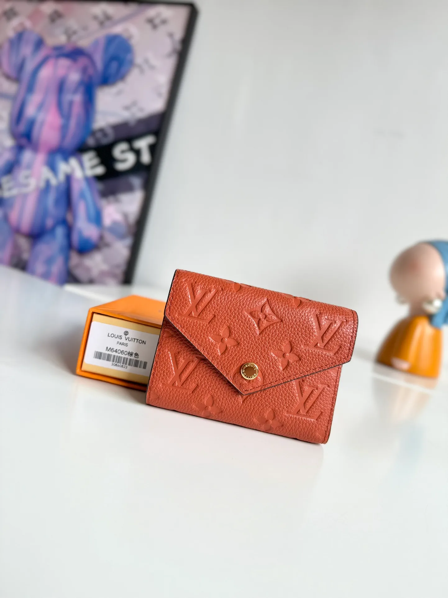 P480🇫🇷Exclusive real shot of overseas original M64060 brown! Gorgeous and functional, this soft and compact Victorine wallet in Monogram Empreinte leather is the ultimate fashion companion. Every detail has been carefully designed to maximize the storage function of a long wallet in a petite size. Size 12×9cm