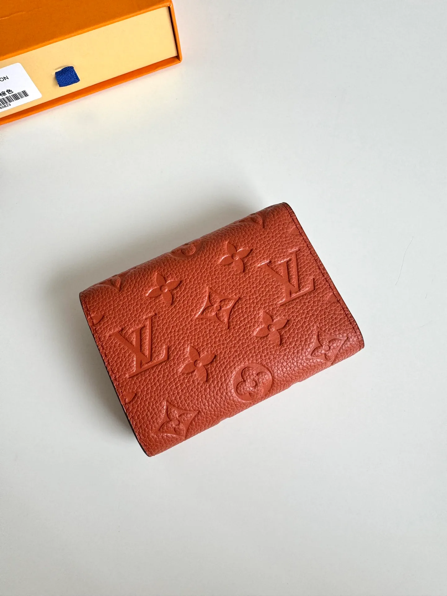 P480🇫🇷Exclusive real shot of overseas original M64060 brown! Gorgeous and functional, this soft and compact Victorine wallet in Monogram Empreinte leather is the ultimate fashion companion. Every detail has been carefully designed to maximize the storage function of a long wallet in a petite size. Size 12×9cm