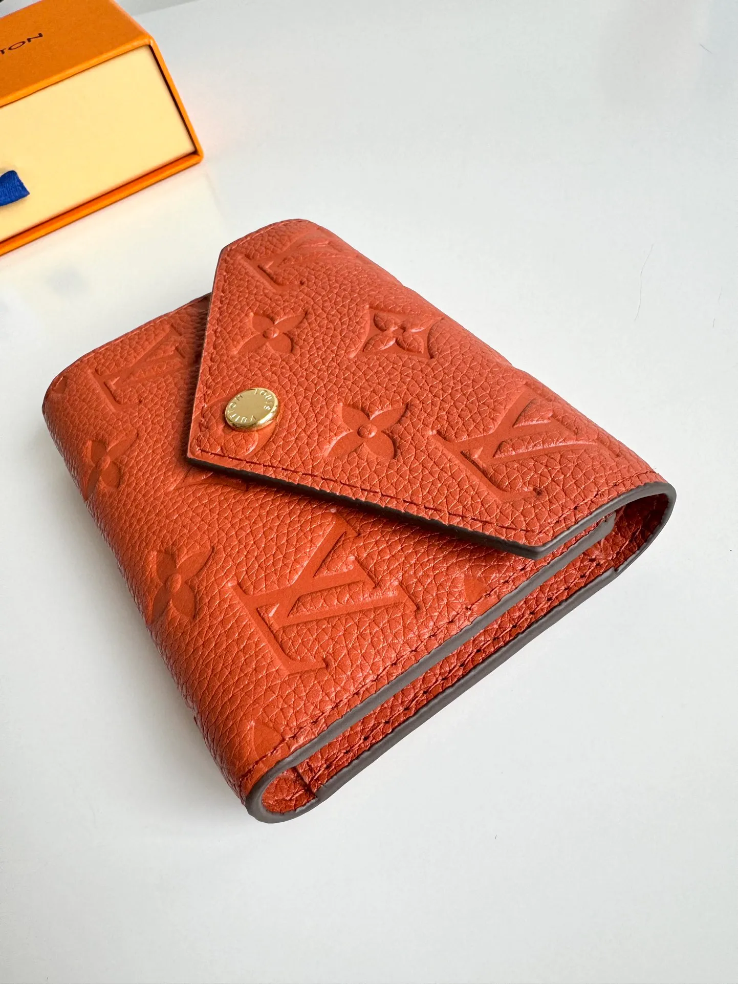 P480🇫🇷Exclusive real shot of overseas original M64060 brown! Gorgeous and functional, this soft and compact Victorine wallet in Monogram Empreinte leather is the ultimate fashion companion. Every detail has been carefully designed to maximize the storage function of a long wallet in a petite size. Size 12×9cm