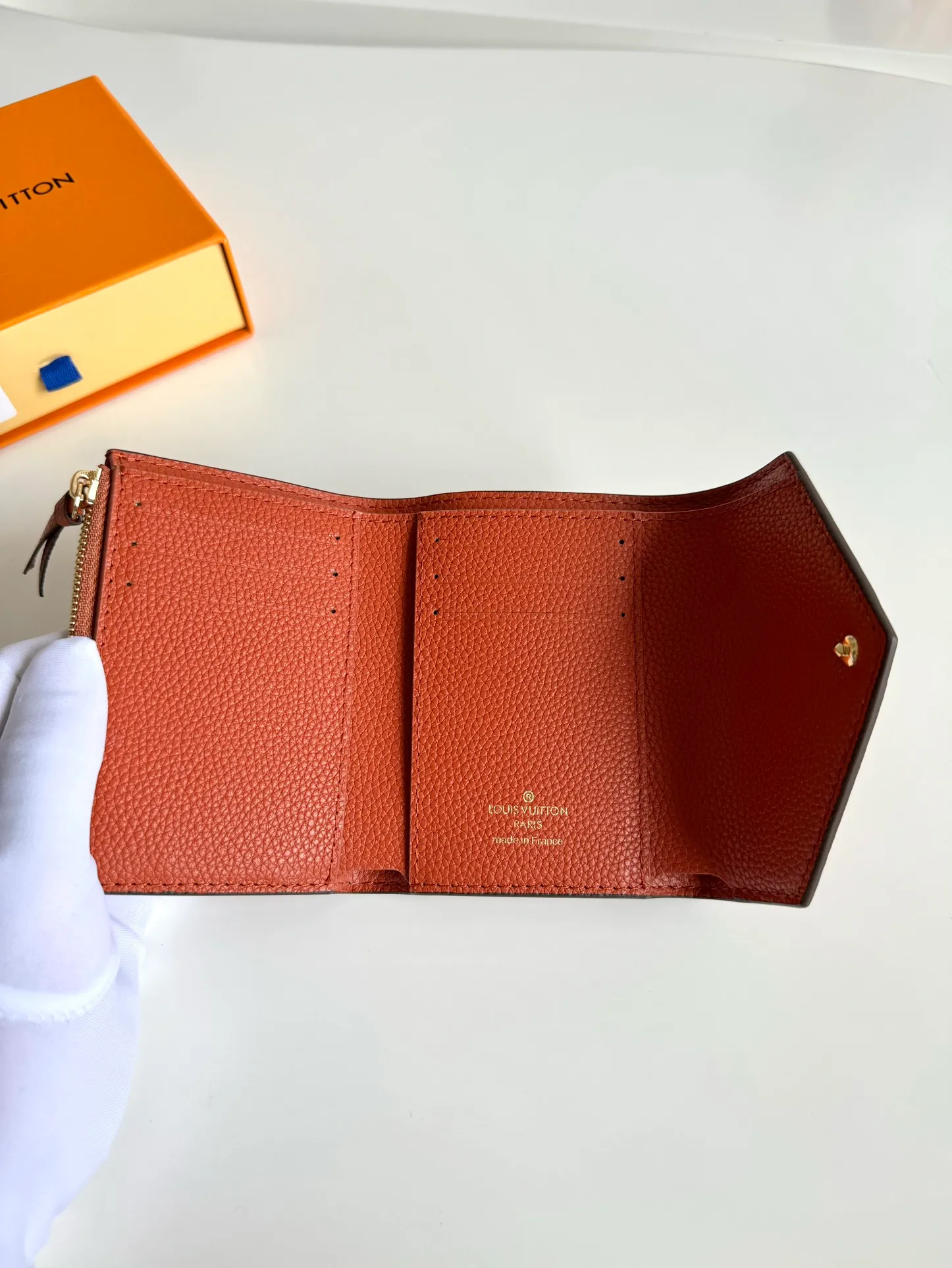P480🇫🇷Exclusive real shot of overseas original M64060 brown! Gorgeous and functional, this soft and compact Victorine wallet in Monogram Empreinte leather is the ultimate fashion companion. Every detail has been carefully designed to maximize the storage function of a long wallet in a petite size. Size 12×9cm