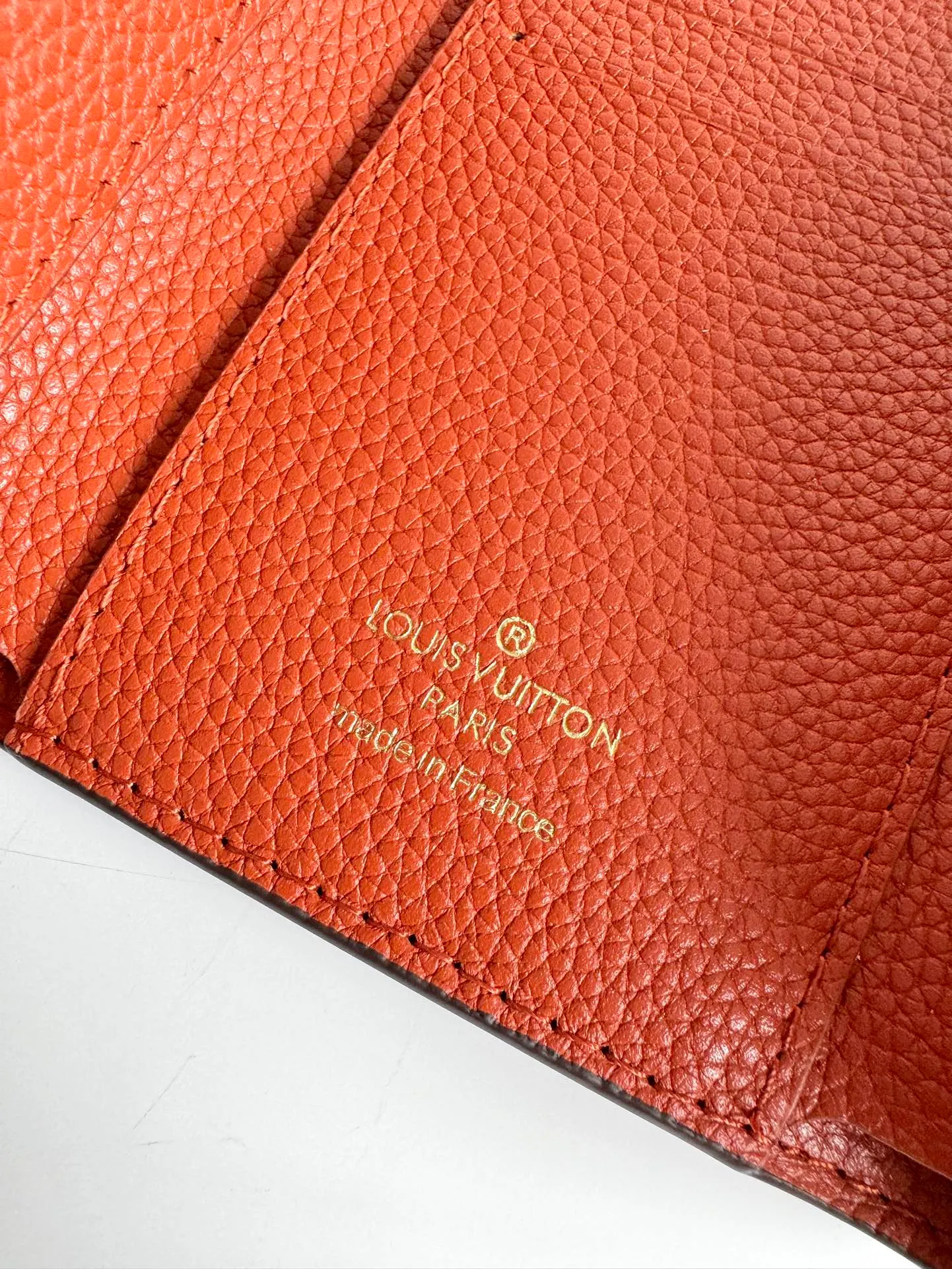 P480🇫🇷Exclusive real shot of overseas original M64060 brown! Gorgeous and functional, this soft and compact Victorine wallet in Monogram Empreinte leather is the ultimate fashion companion. Every detail has been carefully designed to maximize the storage function of a long wallet in a petite size. Size 12×9cm