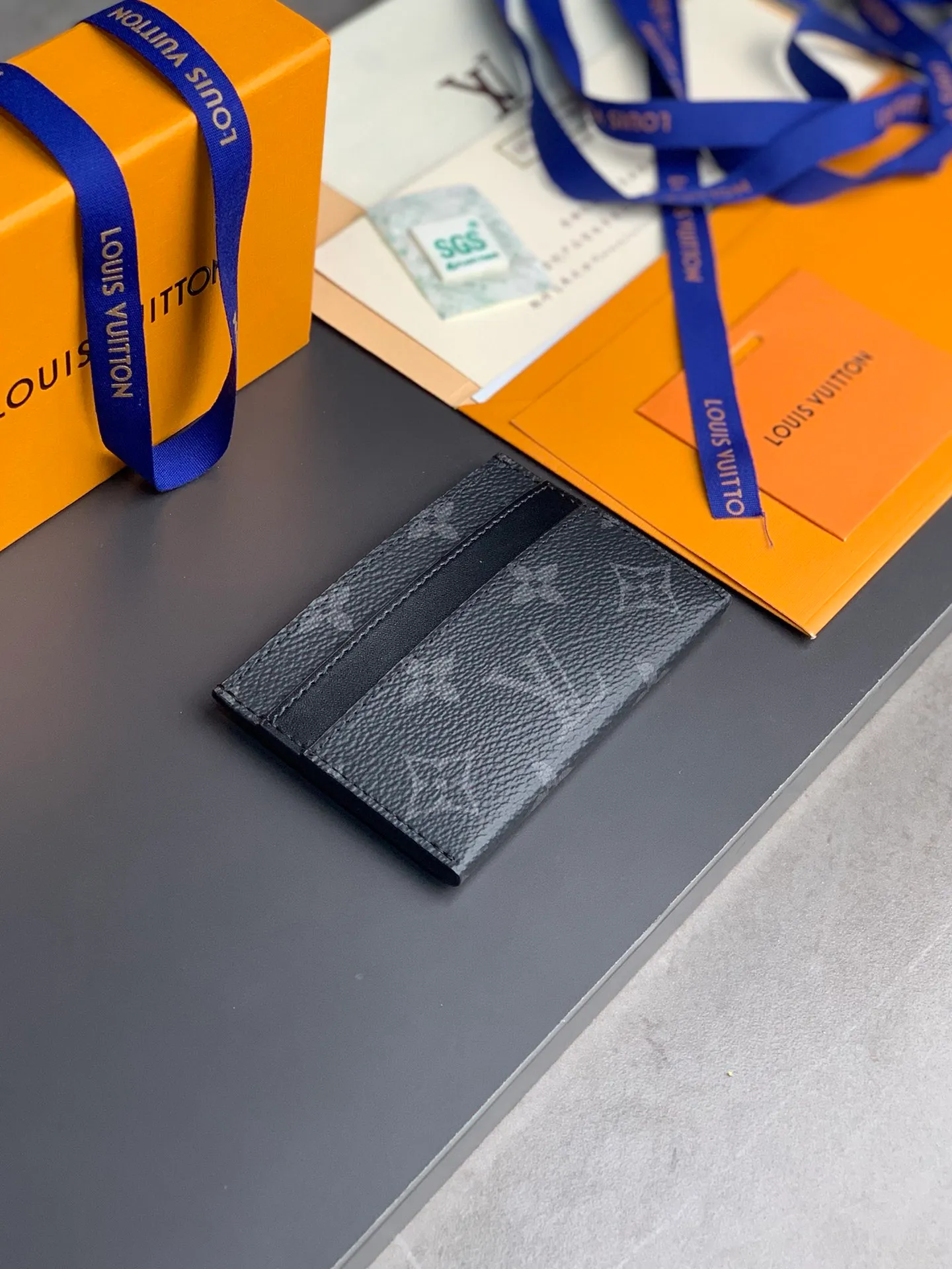 M62170 Black flower! This card holder made of new Monogram Eclipse coated canvas has a beautiful and fashionable style, and is compact enough to fit easily in your pocket. Equipped with a central pocket and four slots for storing credit cards, plane and bus tickets, and business cards. Dimensions: 11.0 x 7.0 x 1.5 cm (length x height x width) 💰240