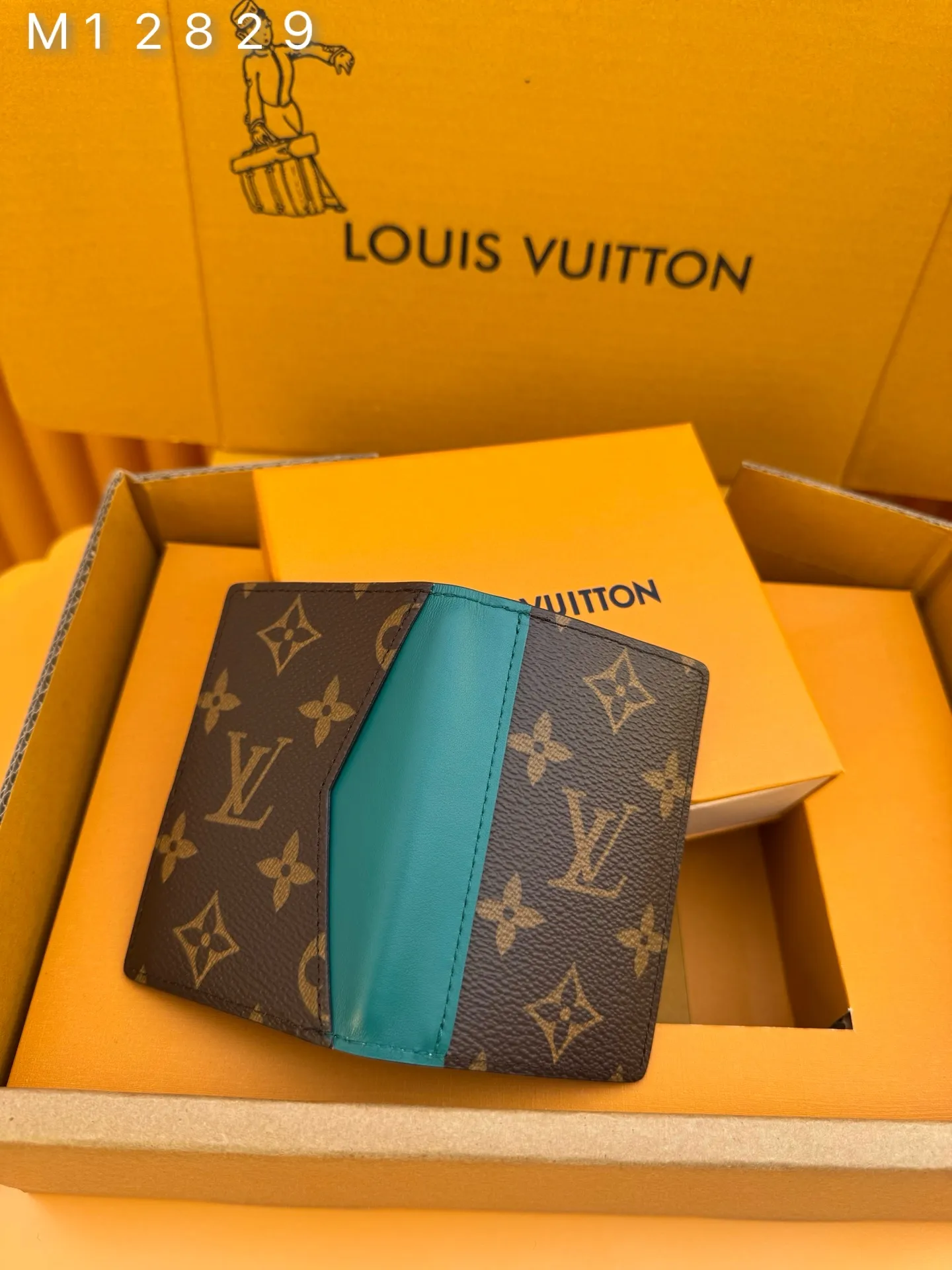 M12829 "Special Duty Free" ♻️[Official special edition·First-class material·All-steel hardware·French chips·Full set of packaging] This pocket wallet is made of Monogram Macassar canvas with bright lining and leather trim, adding a refined choice to the LV Colormania series. The compact design features card slots, interior pockets and rear exterior pockets, and fits easily into most pockets. 7.5x11.1x1cm 💰420