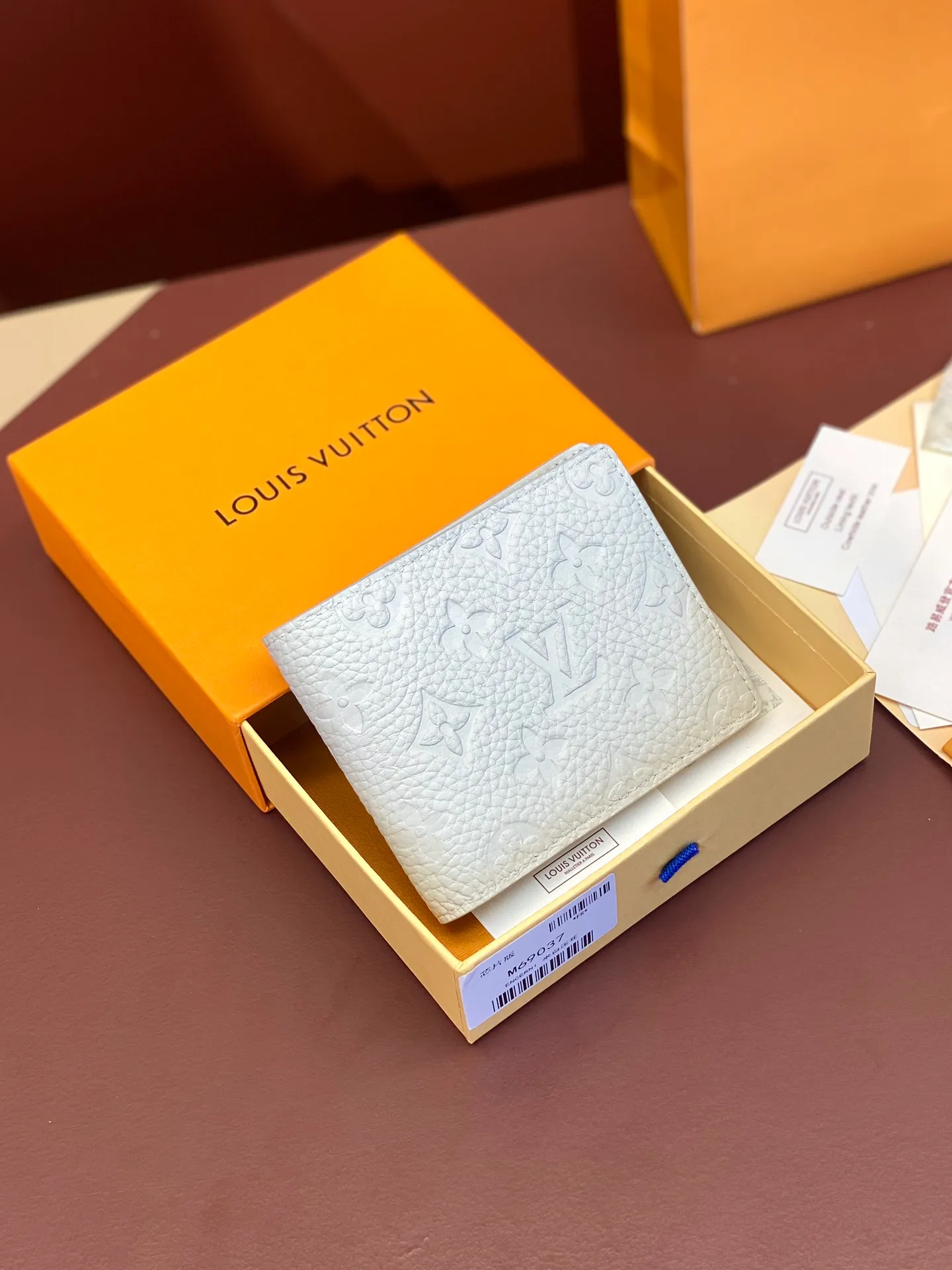 💰380 M69037 off-white! Chip version, (made of top-grain cowhide), this Multiple wallet features the classic Monogram embossing on the full-grain Taurillon leather surface, creating a compact structure and concise lines. Card slots, interior pockets and compartments keep cash, receipts and more organized. Detailed features: 11.5 x 9 x 1.5 cm (length x height x width).