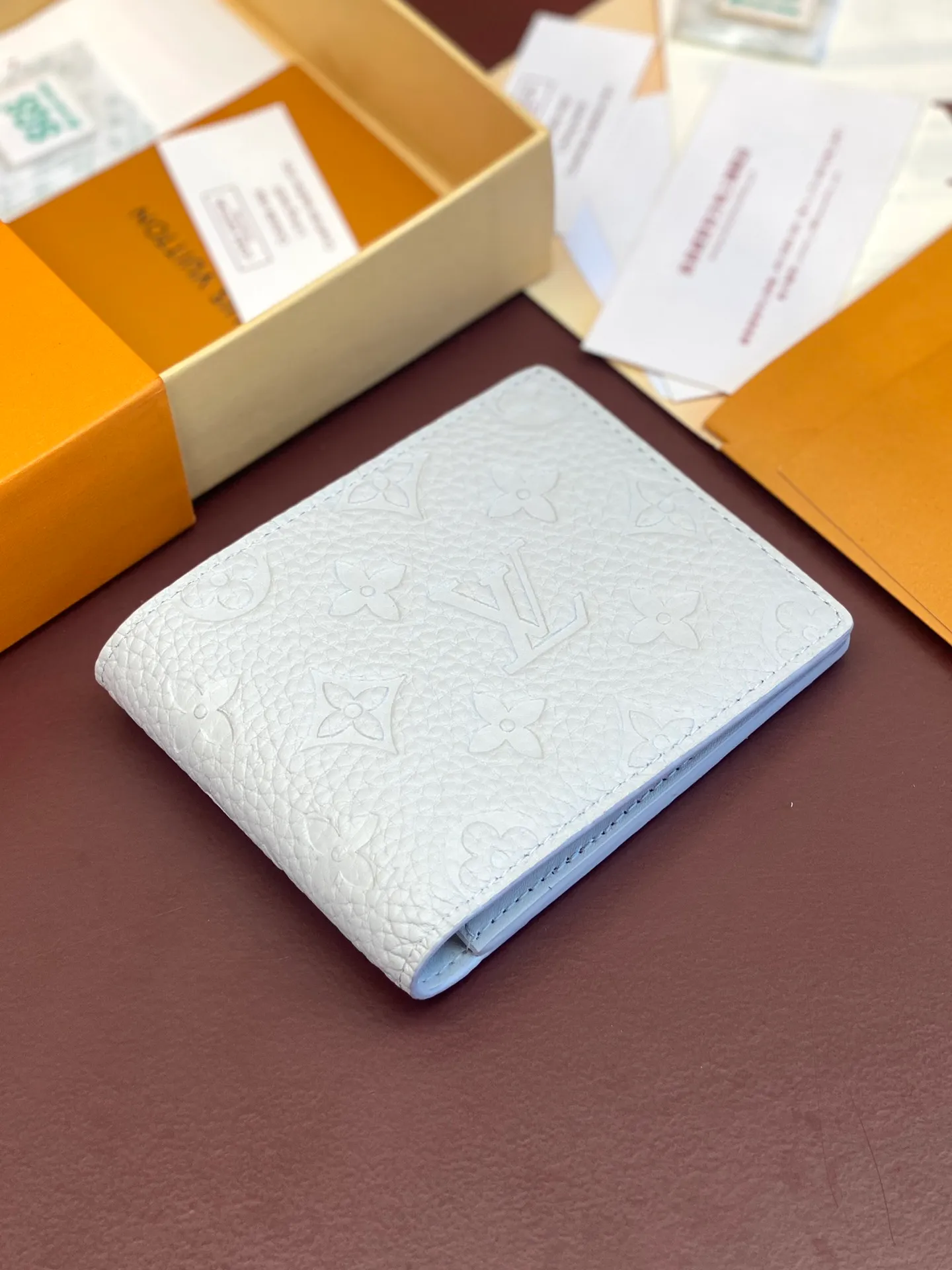 💰380 M69037 off-white! Chip version, (made of top-grain cowhide), this Multiple wallet features the classic Monogram embossing on the full-grain Taurillon leather surface, creating a compact structure and concise lines. Card slots, interior pockets and compartments keep cash, receipts and more organized. Detailed features: 11.5 x 9 x 1.5 cm (length x height x width).