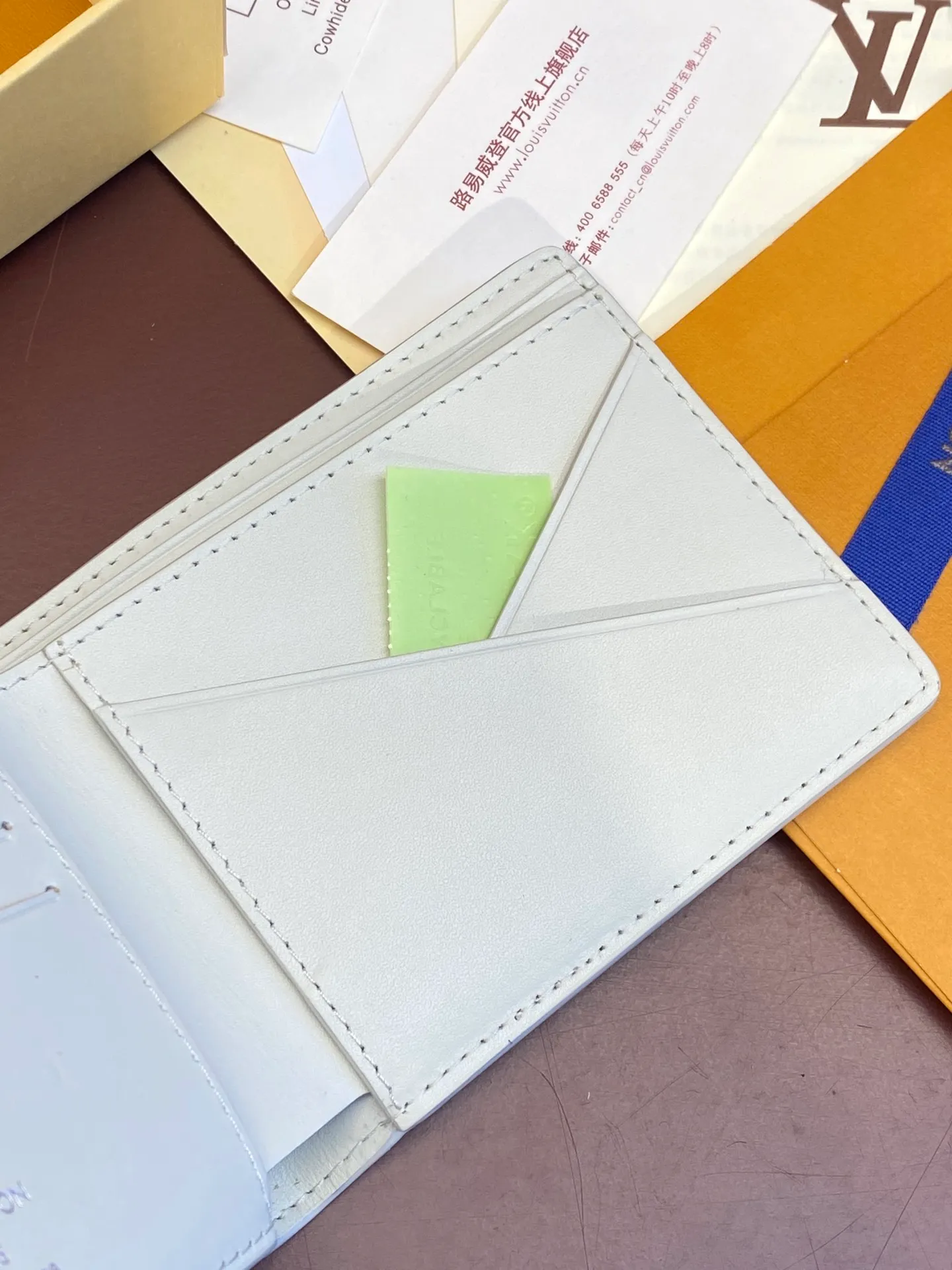 💰380 M69037 off-white! Chip version, (made of top-grain cowhide), this Multiple wallet features the classic Monogram embossing on the full-grain Taurillon leather surface, creating a compact structure and concise lines. Card slots, interior pockets and compartments keep cash, receipts and more organized. Detailed features: 11.5 x 9 x 1.5 cm (length x height x width).