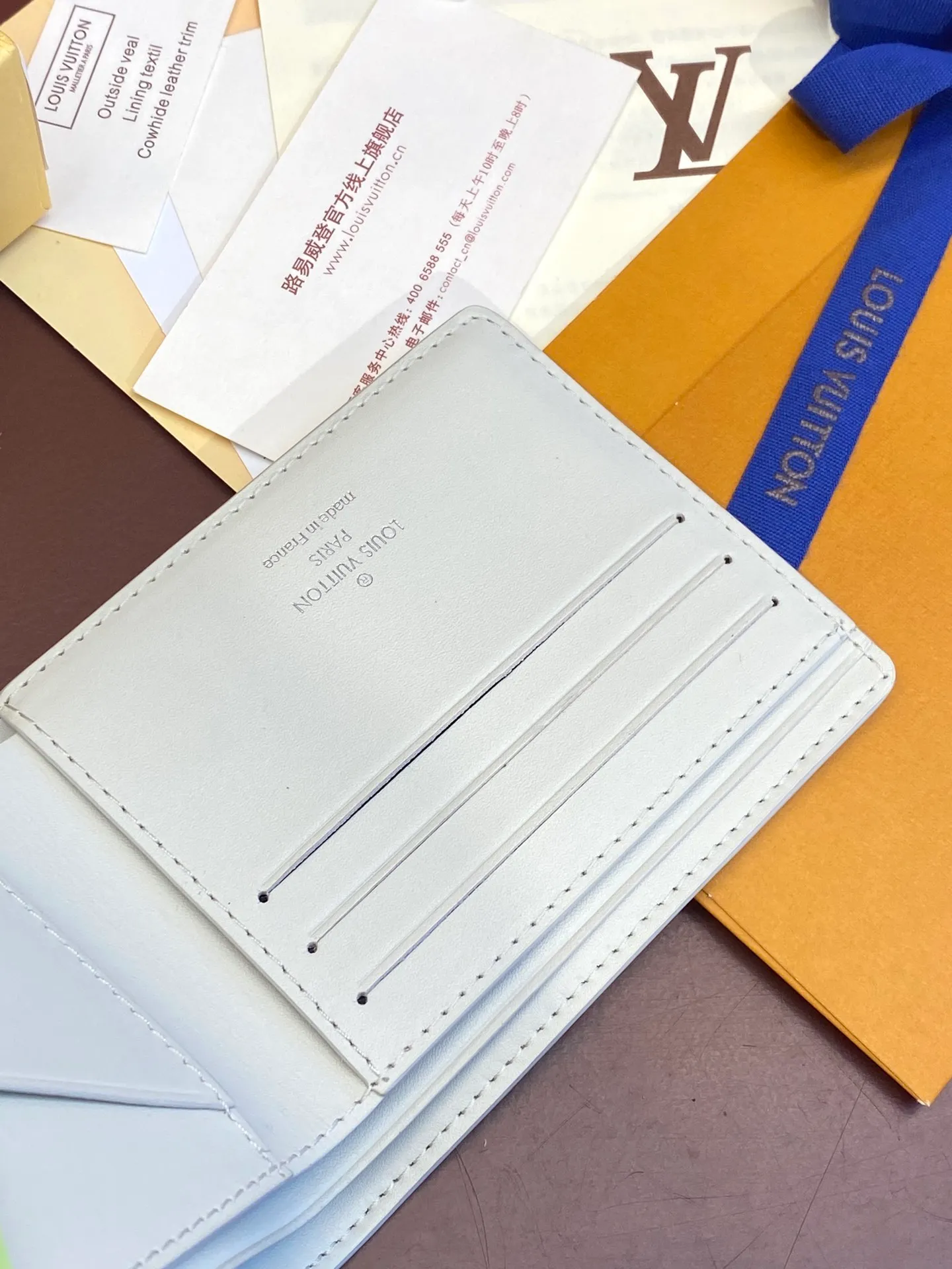 💰380 M69037 off-white! Chip version, (made of top-grain cowhide), this Multiple wallet features the classic Monogram embossing on the full-grain Taurillon leather surface, creating a compact structure and concise lines. Card slots, interior pockets and compartments keep cash, receipts and more organized. Detailed features: 11.5 x 9 x 1.5 cm (length x height x width).