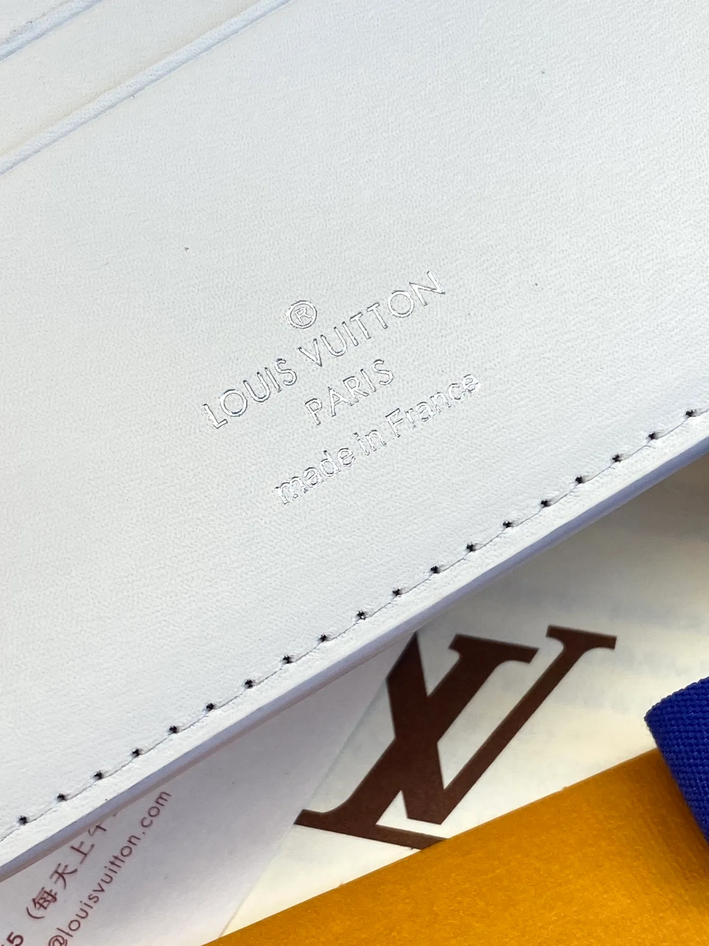 💰380 M69037 off-white! Chip version, (made of top-grain cowhide), this Multiple wallet features the classic Monogram embossing on the full-grain Taurillon leather surface, creating a compact structure and concise lines. Card slots, interior pockets and compartments keep cash, receipts and more organized. Detailed features: 11.5 x 9 x 1.5 cm (length x height x width).