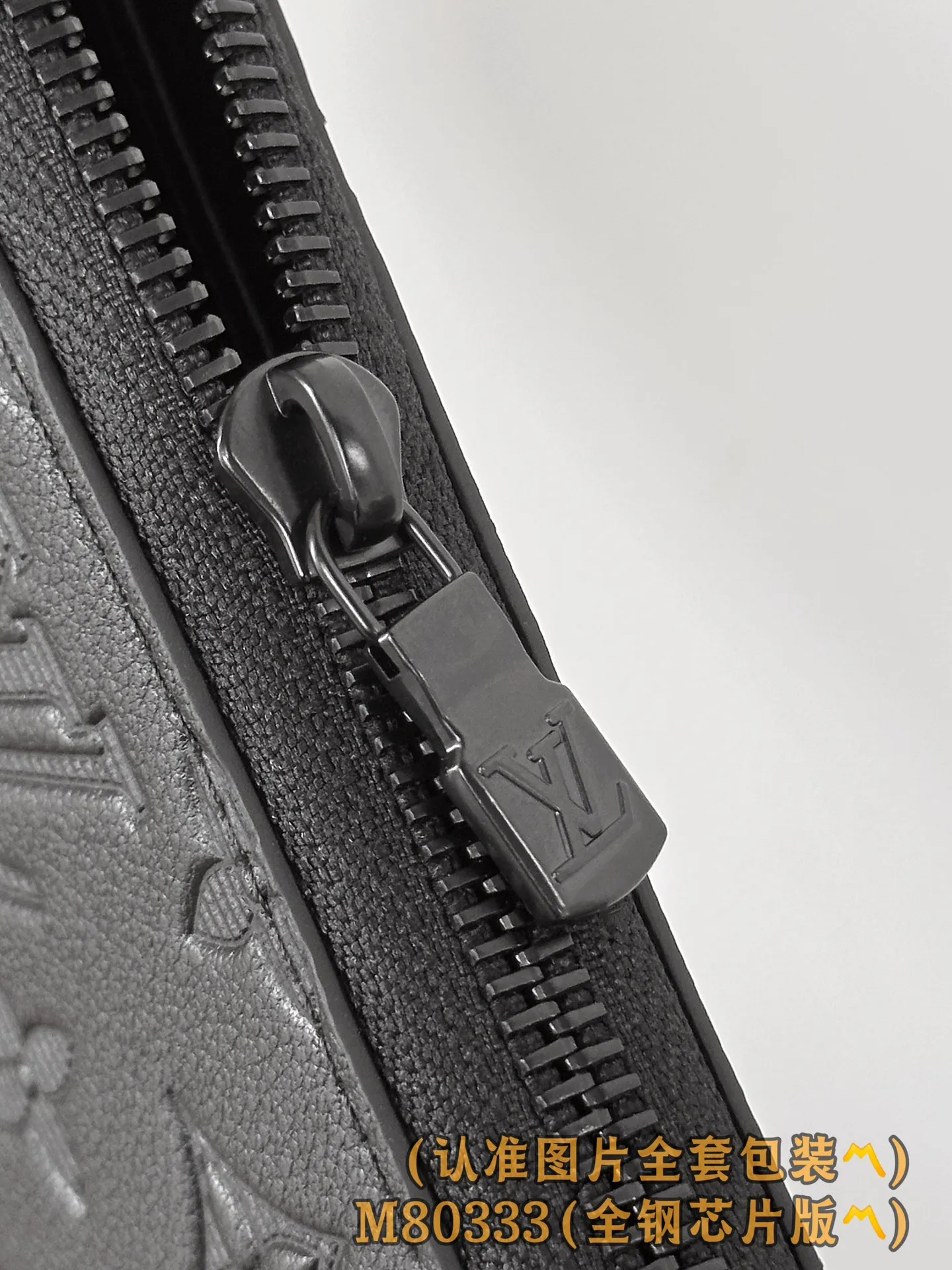 M80333 black (〽️Grade A all-steel〽️) personalized customized version! 163 transcoding chip, ZIPPY HORIZONTAL wallet! This model is made of Taurilon Monogram imported cowhide. The wallet is made of Monogram Eclipse canvas with shiny black metal hardware, reinterpreting the classic Zippy Vertical wallet in a horizontal configuration. A wraparound zipper opens the main compartment, and a central zipper pocket, card slots on both sides, and receipt compartments add to the functionality.  10 x 2.5 x 21 cm (height x width x length). 💰820