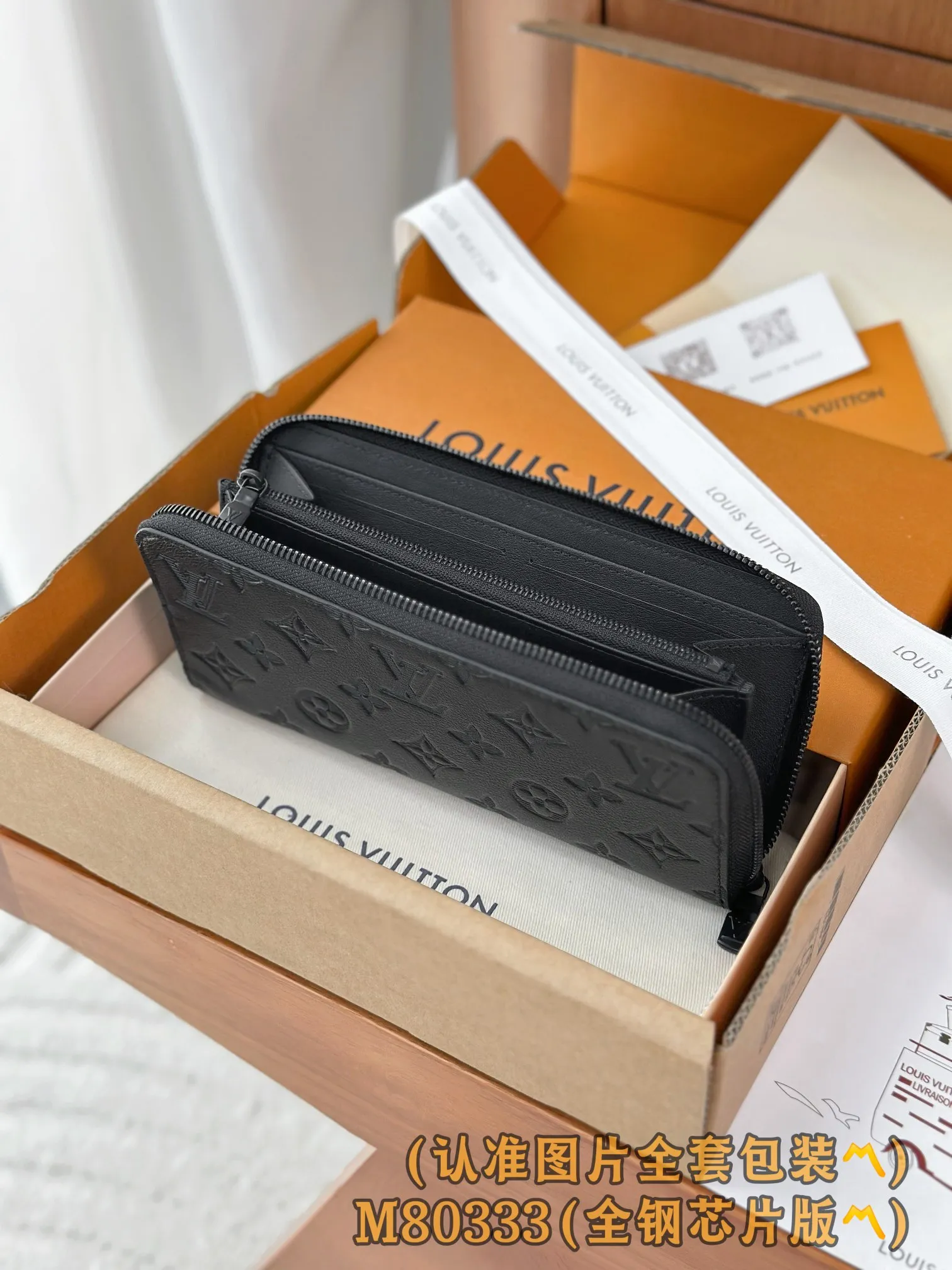 M80333 black (〽️Grade A all-steel〽️) personalized customized version! 163 transcoding chip, ZIPPY HORIZONTAL wallet! This model is made of Taurilon Monogram imported cowhide. The wallet is made of Monogram Eclipse canvas with shiny black metal hardware, reinterpreting the classic Zippy Vertical wallet in a horizontal configuration. A wraparound zipper opens the main compartment, and a central zipper pocket, card slots on both sides, and receipt compartments add to the functionality.  10 x 2.5 x 21 cm (height x width x length). 💰820