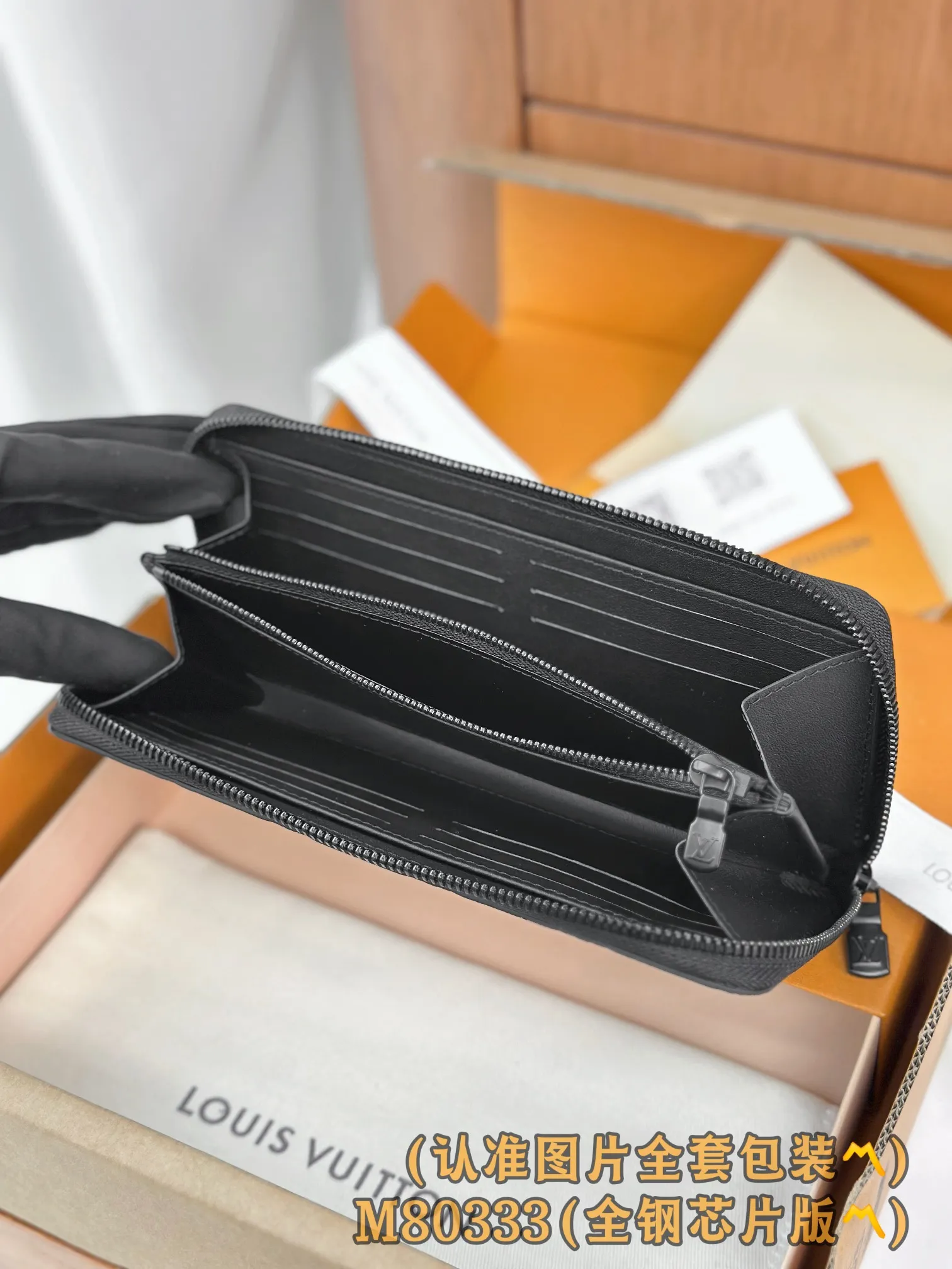 M80333 black (〽️Grade A all-steel〽️) personalized customized version! 163 transcoding chip, ZIPPY HORIZONTAL wallet! This model is made of Taurilon Monogram imported cowhide. The wallet is made of Monogram Eclipse canvas with shiny black metal hardware, reinterpreting the classic Zippy Vertical wallet in a horizontal configuration. A wraparound zipper opens the main compartment, and a central zipper pocket, card slots on both sides, and receipt compartments add to the functionality.  10 x 2.5 x 21 cm (height x width x length). 💰820