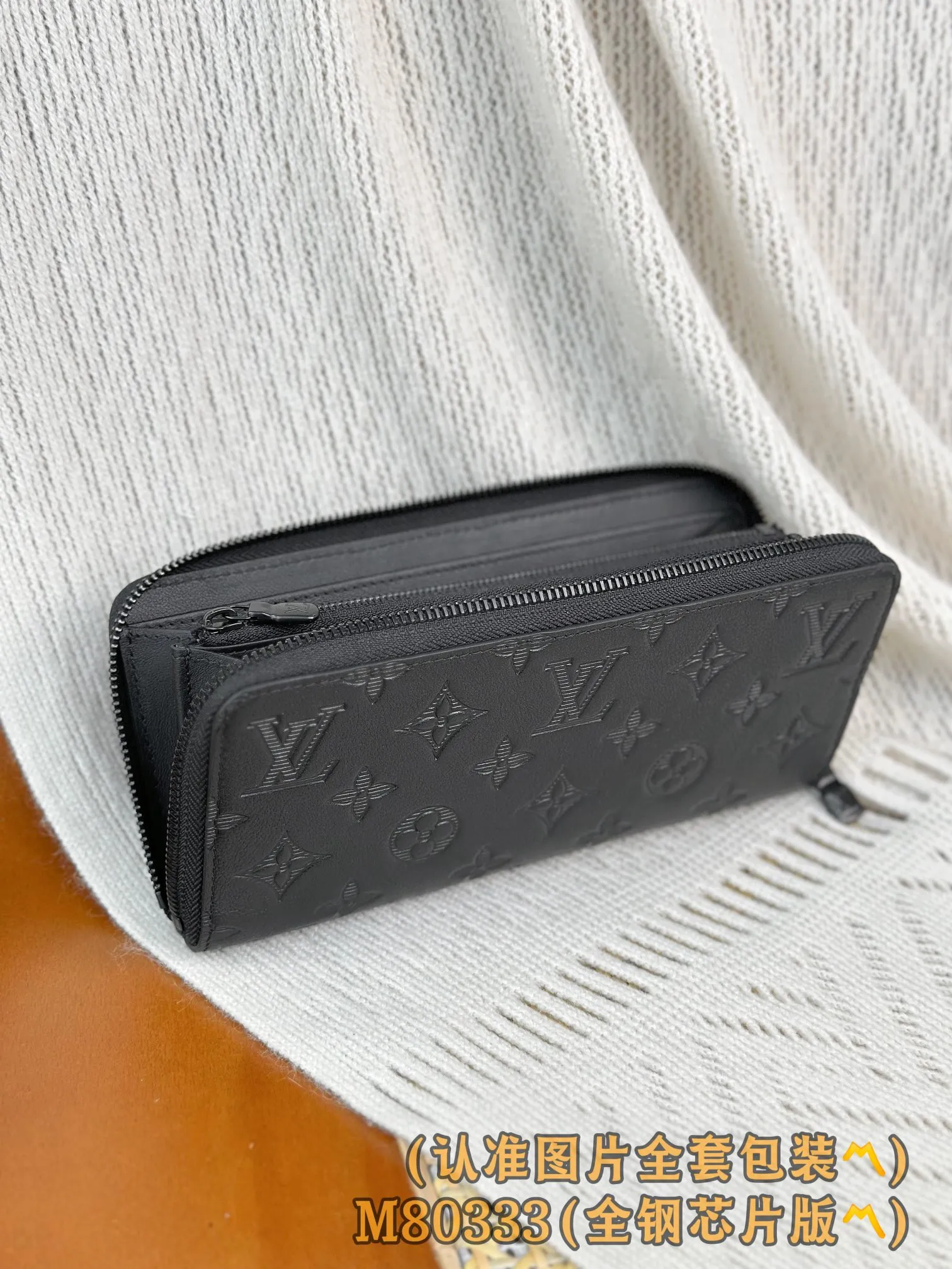 M80333 black (〽️Grade A all-steel〽️) personalized customized version! 163 transcoding chip, ZIPPY HORIZONTAL wallet! This model is made of Taurilon Monogram imported cowhide. The wallet is made of Monogram Eclipse canvas with shiny black metal hardware, reinterpreting the classic Zippy Vertical wallet in a horizontal configuration. A wraparound zipper opens the main compartment, and a central zipper pocket, card slots on both sides, and receipt compartments add to the functionality.  10 x 2.5 x 21 cm (height x width x length). 💰820