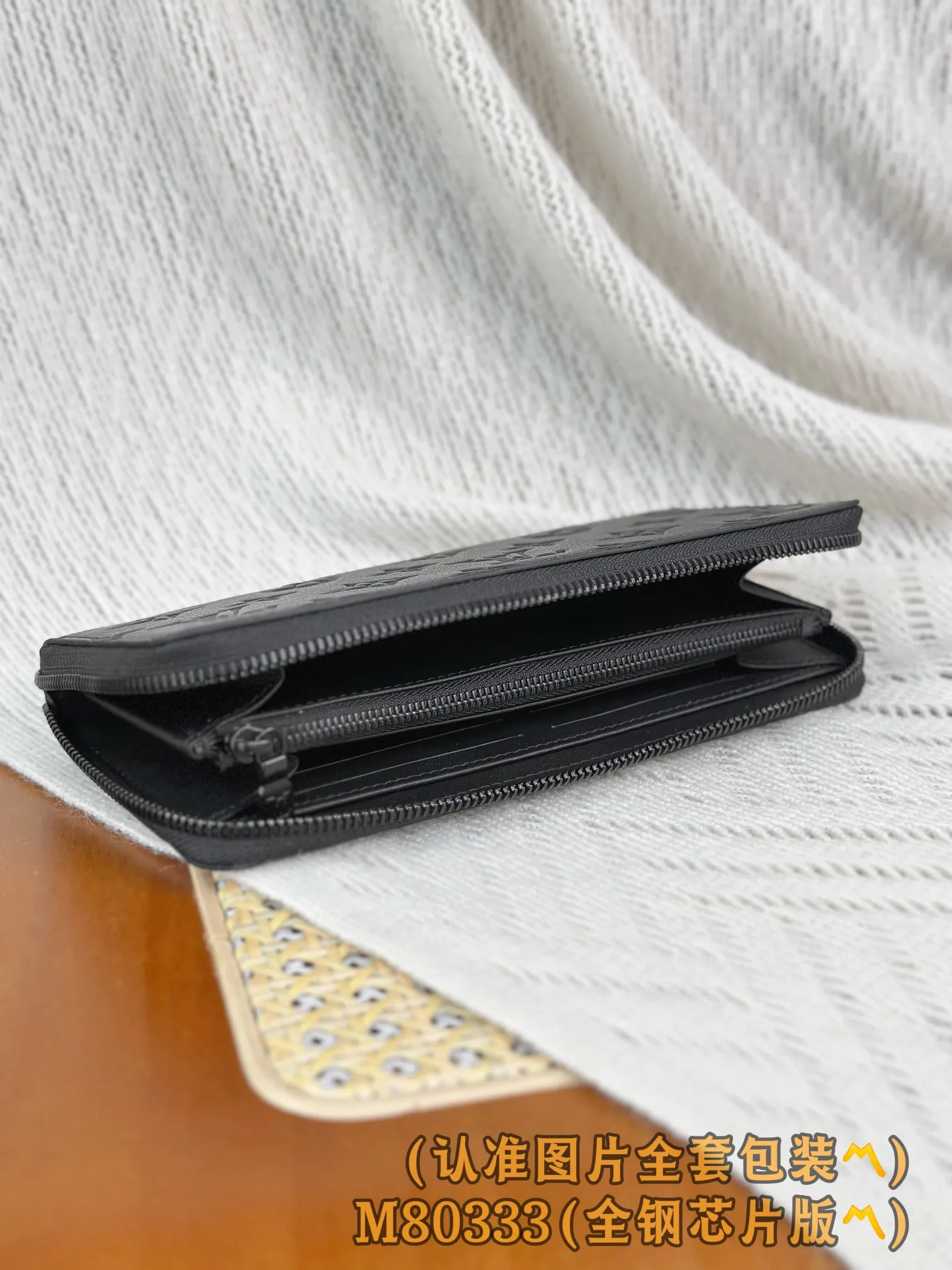 M80333 black (〽️Grade A all-steel〽️) personalized customized version! 163 transcoding chip, ZIPPY HORIZONTAL wallet! This model is made of Taurilon Monogram imported cowhide. The wallet is made of Monogram Eclipse canvas with shiny black metal hardware, reinterpreting the classic Zippy Vertical wallet in a horizontal configuration. A wraparound zipper opens the main compartment, and a central zipper pocket, card slots on both sides, and receipt compartments add to the functionality.  10 x 2.5 x 21 cm (height x width x length). 💰820