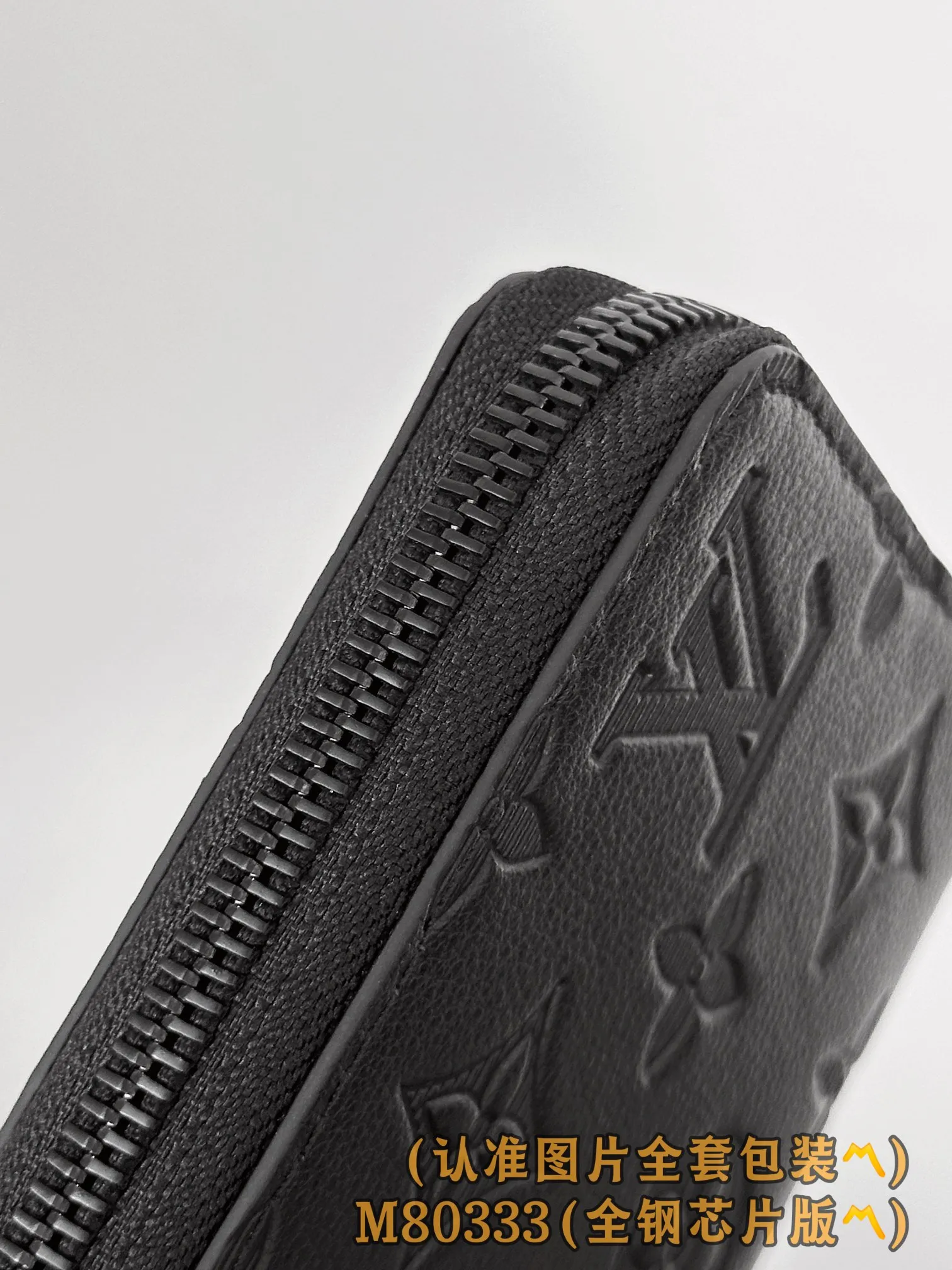M80333 black (〽️Grade A all-steel〽️) personalized customized version! 163 transcoding chip, ZIPPY HORIZONTAL wallet! This model is made of Taurilon Monogram imported cowhide. The wallet is made of Monogram Eclipse canvas with shiny black metal hardware, reinterpreting the classic Zippy Vertical wallet in a horizontal configuration. A wraparound zipper opens the main compartment, and a central zipper pocket, card slots on both sides, and receipt compartments add to the functionality.  10 x 2.5 x 21 cm (height x width x length). 💰820