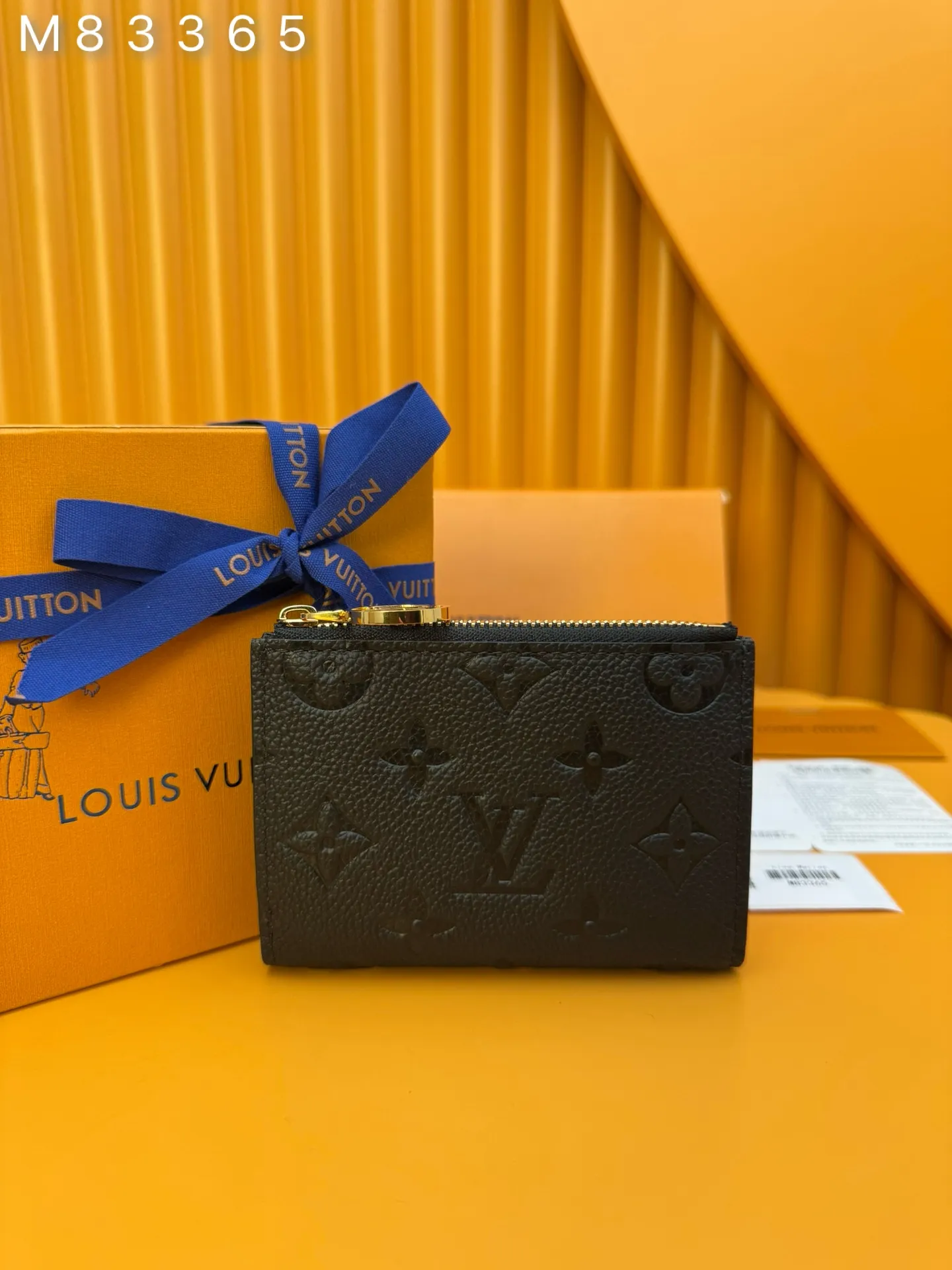 M83365 "Special Duty Free" ♻️[Official Edition·First Class Material·All Steel Hardware·French Chip·Full Packaging] The compact "Porto Foil Lisa" is reinterpreted with soft single-piece non-implanted leather highlighted by the embossed single-piece pattern. A coin pocket with an LV ring on the zipper features a neat wallet. Interior features bill compartment, two flat pockets and four card slots. 9x11.5x1.5cm💰640