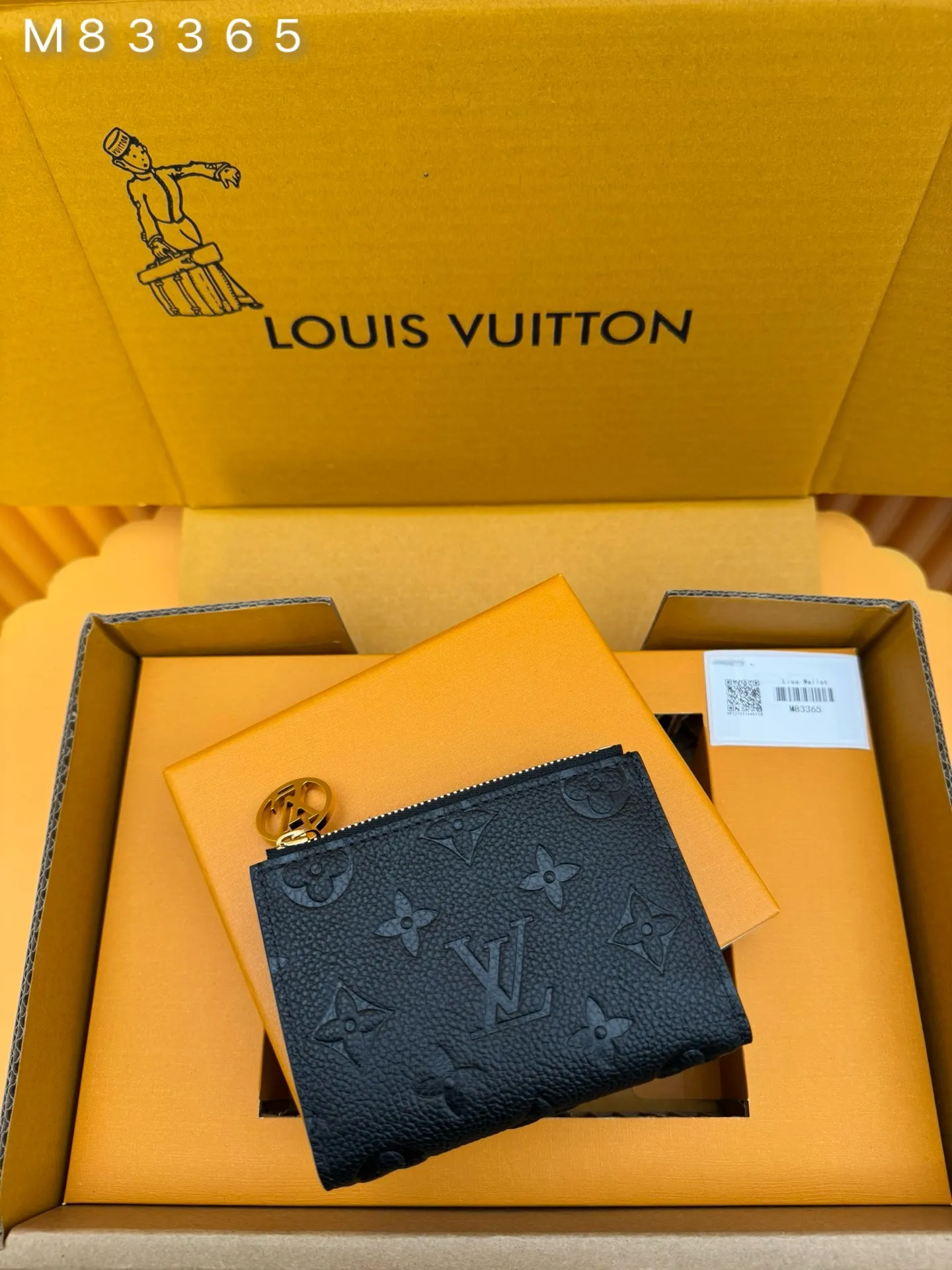 M83365 "Special Duty Free" ♻️[Official Edition·First Class Material·All Steel Hardware·French Chip·Full Packaging] The compact "Porto Foil Lisa" is reinterpreted with soft single-piece non-implanted leather highlighted by the embossed single-piece pattern. A coin pocket with an LV ring on the zipper features a neat wallet. Interior features bill compartment, two flat pockets and four card slots. 9x11.5x1.5cm💰640