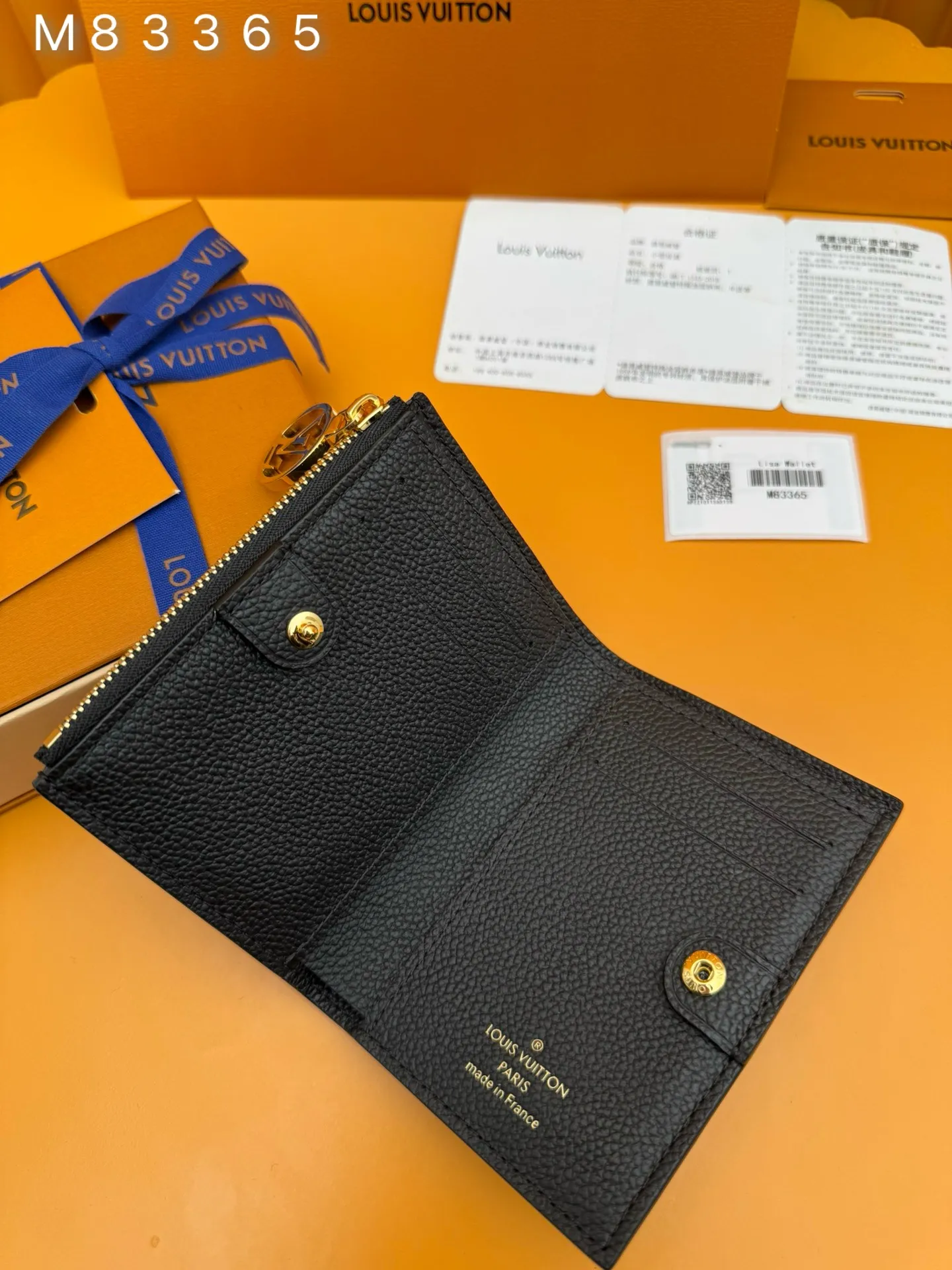 M83365 "Special Duty Free" ♻️[Official Edition·First Class Material·All Steel Hardware·French Chip·Full Packaging] The compact "Porto Foil Lisa" is reinterpreted with soft single-piece non-implanted leather highlighted by the embossed single-piece pattern. A coin pocket with an LV ring on the zipper features a neat wallet. Interior features bill compartment, two flat pockets and four card slots. 9x11.5x1.5cm💰640