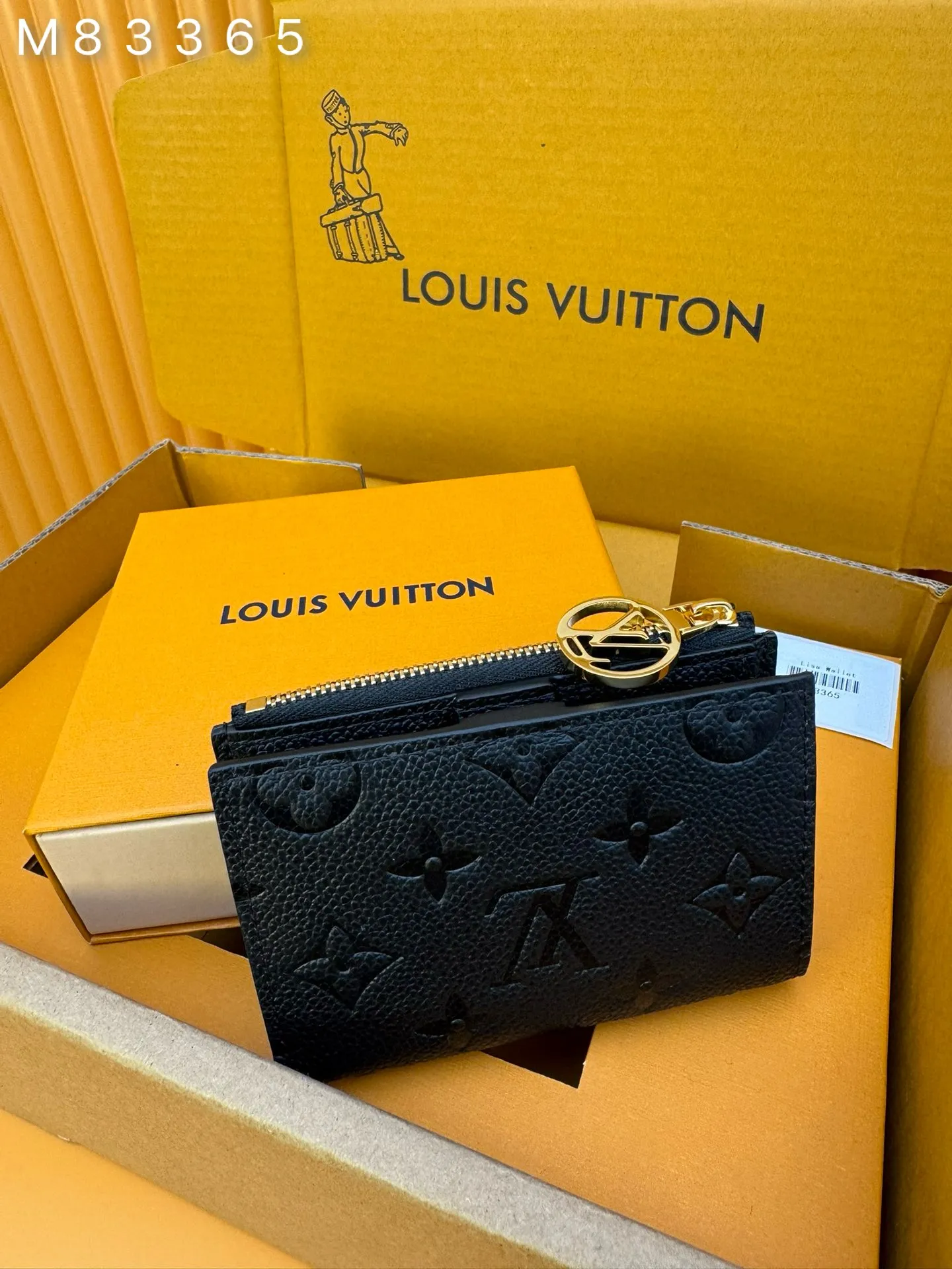 M83365 "Special Duty Free" ♻️[Official Edition·First Class Material·All Steel Hardware·French Chip·Full Packaging] The compact "Porto Foil Lisa" is reinterpreted with soft single-piece non-implanted leather highlighted by the embossed single-piece pattern. A coin pocket with an LV ring on the zipper features a neat wallet. Interior features bill compartment, two flat pockets and four card slots. 9x11.5x1.5cm💰640