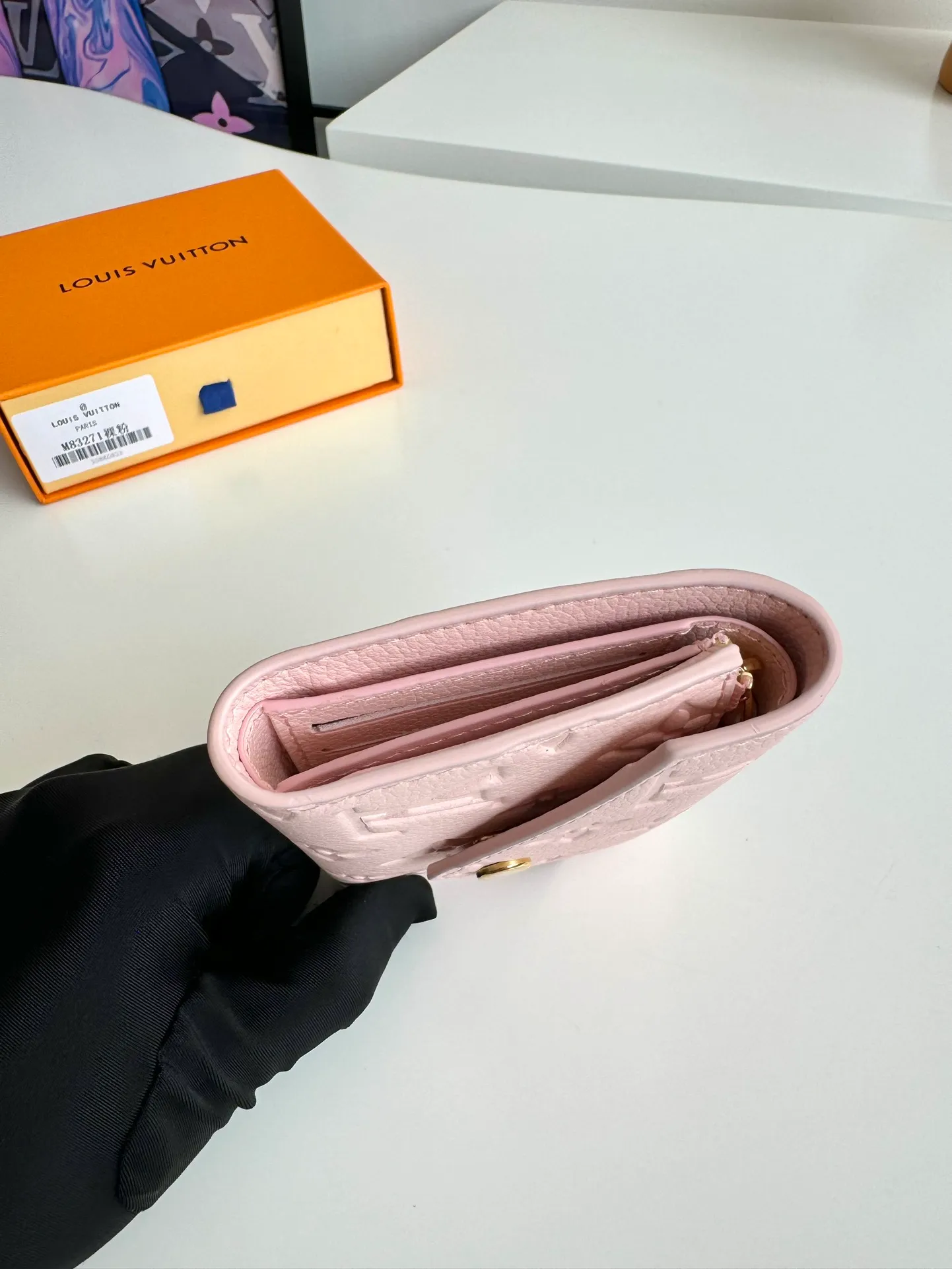 P480🇫🇷Exclusive real shot of overseas original single M83271 nude powder! Gorgeous and functional, this soft and compact Victorine wallet in Monogram Empreinte leather is the ultimate fashion companion. Every detail has been carefully designed to maximize the storage function of a long wallet in a petite size. Size: 12×9cm