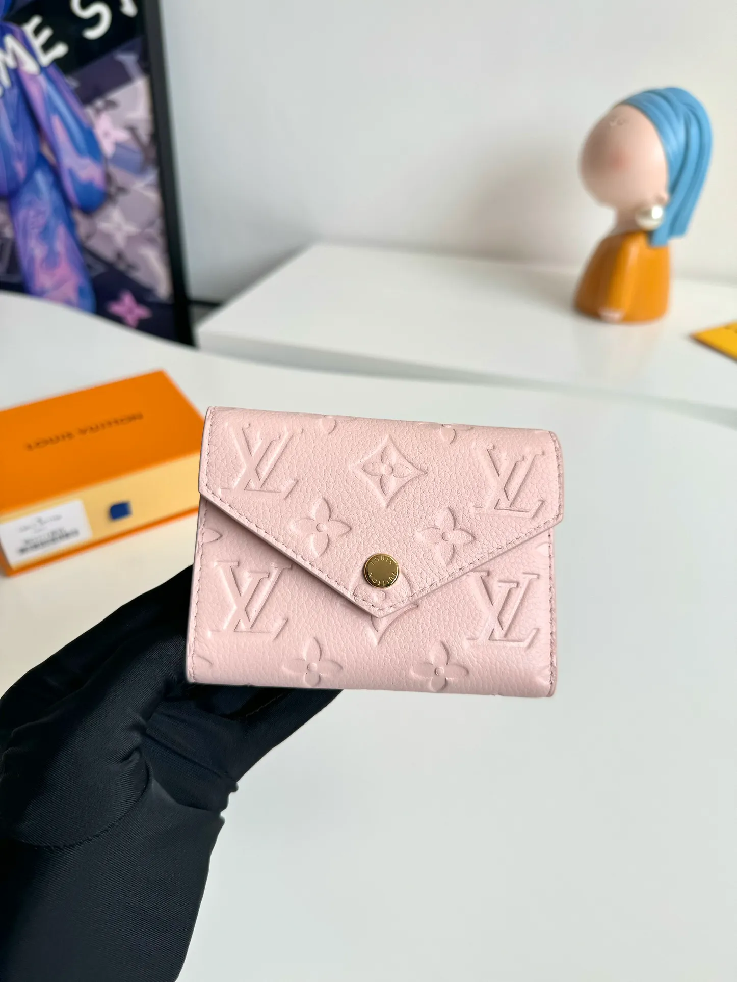 P480🇫🇷Exclusive real shot of overseas original single M83271 nude powder! Gorgeous and functional, this soft and compact Victorine wallet in Monogram Empreinte leather is the ultimate fashion companion. Every detail has been carefully designed to maximize the storage function of a long wallet in a petite size. Size: 12×9cm