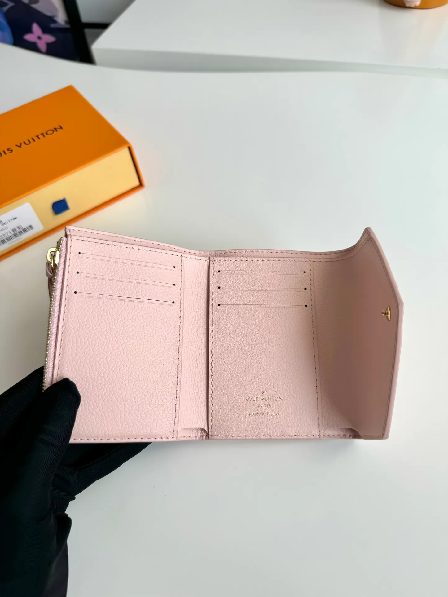 P480🇫🇷Exclusive real shot of overseas original single M83271 nude powder! Gorgeous and functional, this soft and compact Victorine wallet in Monogram Empreinte leather is the ultimate fashion companion. Every detail has been carefully designed to maximize the storage function of a long wallet in a petite size. Size: 12×9cm