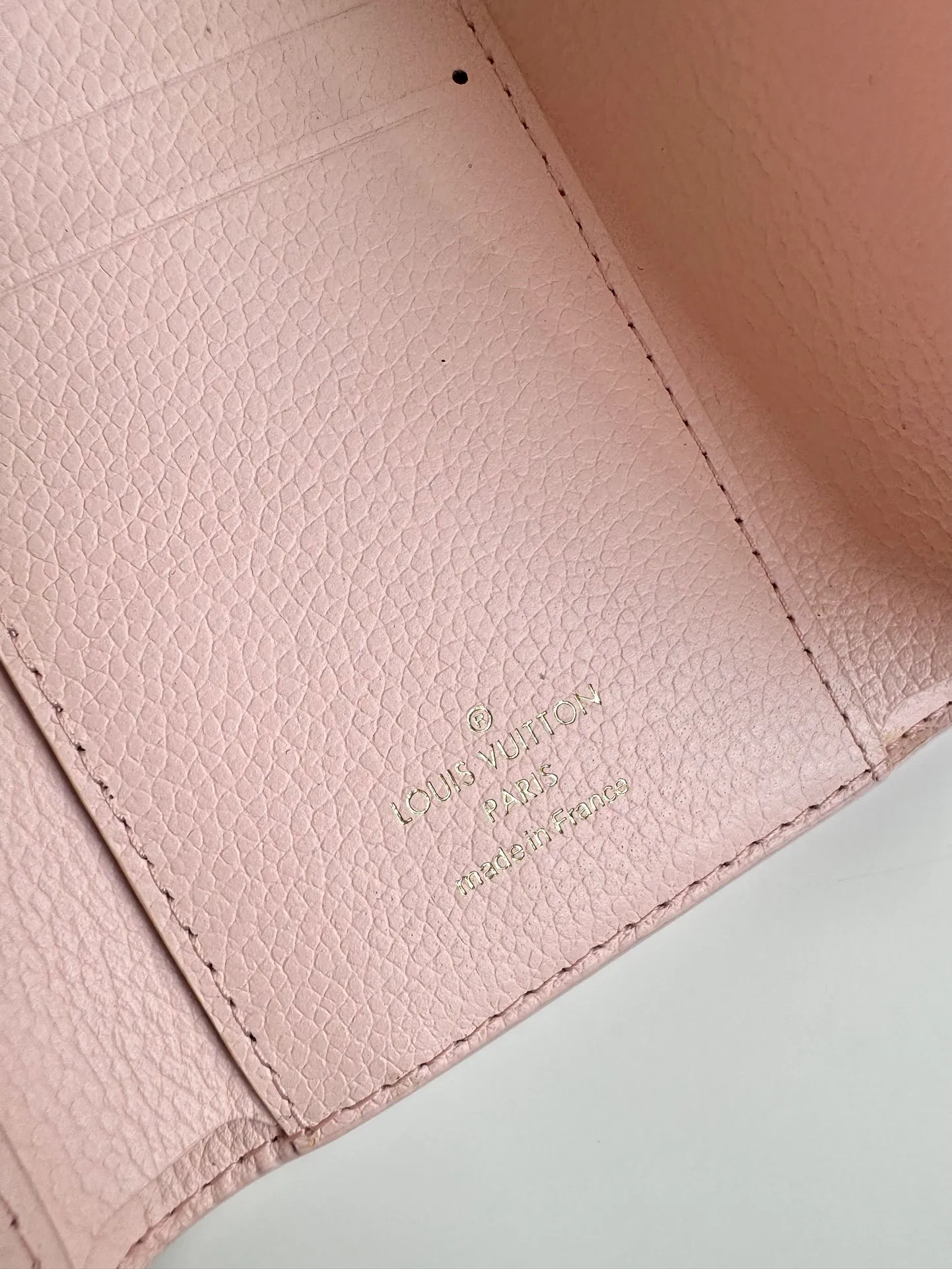 P480🇫🇷Exclusive real shot of overseas original single M83271 nude powder! Gorgeous and functional, this soft and compact Victorine wallet in Monogram Empreinte leather is the ultimate fashion companion. Every detail has been carefully designed to maximize the storage function of a long wallet in a petite size. Size: 12×9cm