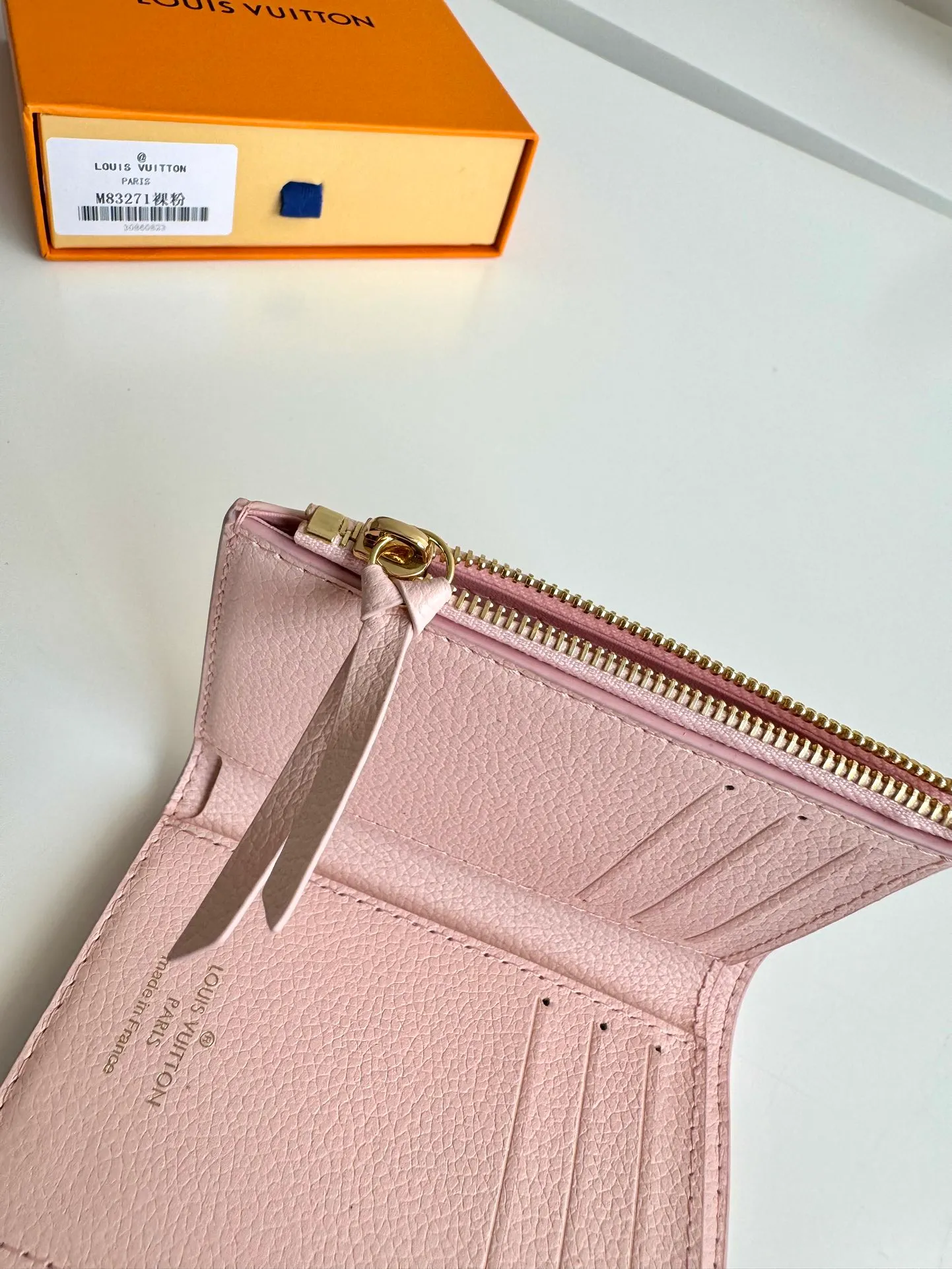 P480🇫🇷Exclusive real shot of overseas original single M83271 nude powder! Gorgeous and functional, this soft and compact Victorine wallet in Monogram Empreinte leather is the ultimate fashion companion. Every detail has been carefully designed to maximize the storage function of a long wallet in a petite size. Size: 12×9cm