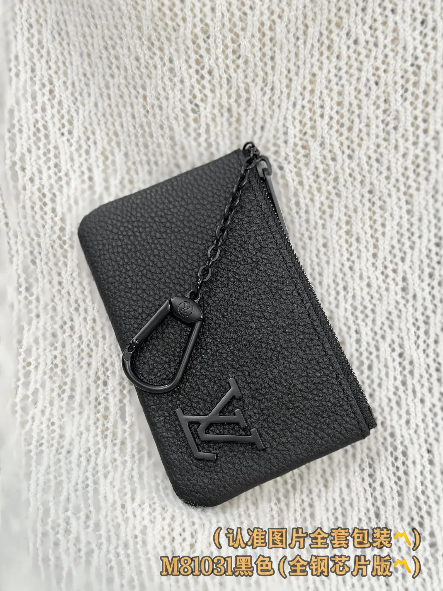 M81031 black (〽️A-grade all-steel version〽️) personalized customization, code-changing chip! Key Coin Purse This key coin purse is compact and practical in design. It is made of elegant black Aerogram leather, suitable for men who love elegant taste. It is embellished with a matching black LV metal logo, subtly showing the iconic brand style. The wallet is suitable for carrying change, credit cards and keys, and can be stored securely in a pocket. It can also be attached to a larger handbag with a convenient hook-and-chain strap.  12 x 7 x 1.5 cm (length x height x width). Special grade 290