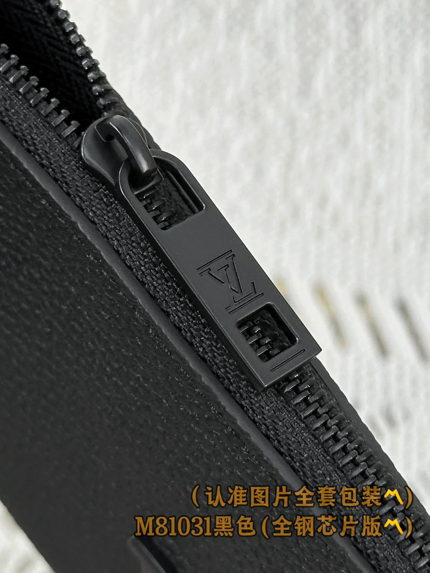 M81031 black (〽️A-grade all-steel version〽️) personalized customization, code-changing chip! Key Coin Purse This key coin purse is compact and practical in design. It is made of elegant black Aerogram leather, suitable for men who love elegant taste. It is embellished with a matching black LV metal logo, subtly showing the iconic brand style. The wallet is suitable for carrying change, credit cards and keys, and can be stored securely in a pocket. It can also be attached to a larger handbag with a convenient hook-and-chain strap.  12 x 7 x 1.5 cm (length x height x width). Special grade 290