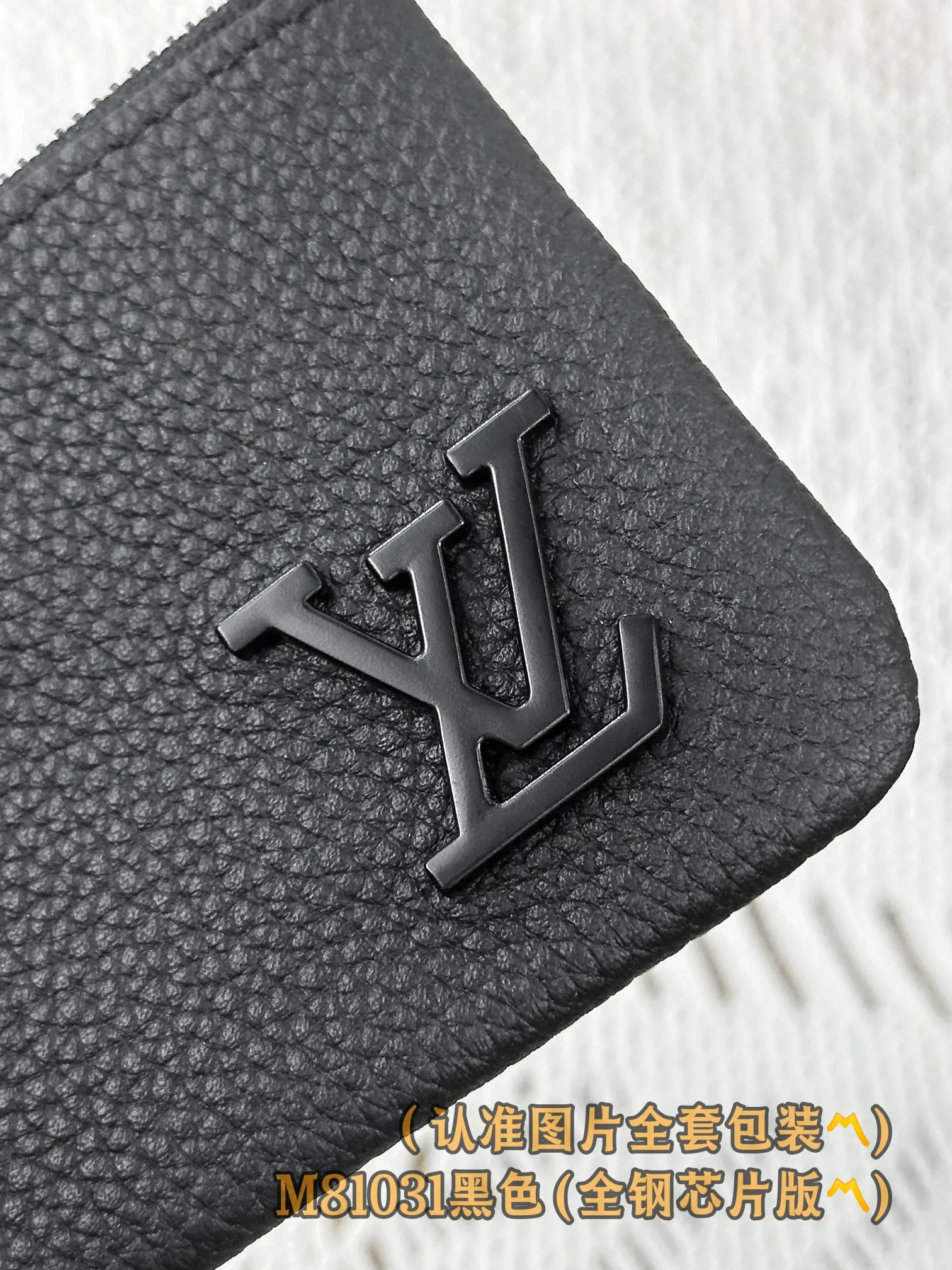 M81031 black (〽️A-grade all-steel version〽️) personalized customization, code-changing chip! Key Coin Purse This key coin purse is compact and practical in design. It is made of elegant black Aerogram leather, suitable for men who love elegant taste. It is embellished with a matching black LV metal logo, subtly showing the iconic brand style. The wallet is suitable for carrying change, credit cards and keys, and can be stored securely in a pocket. It can also be attached to a larger handbag with a convenient hook-and-chain strap.  12 x 7 x 1.5 cm (length x height x width). Special grade 290