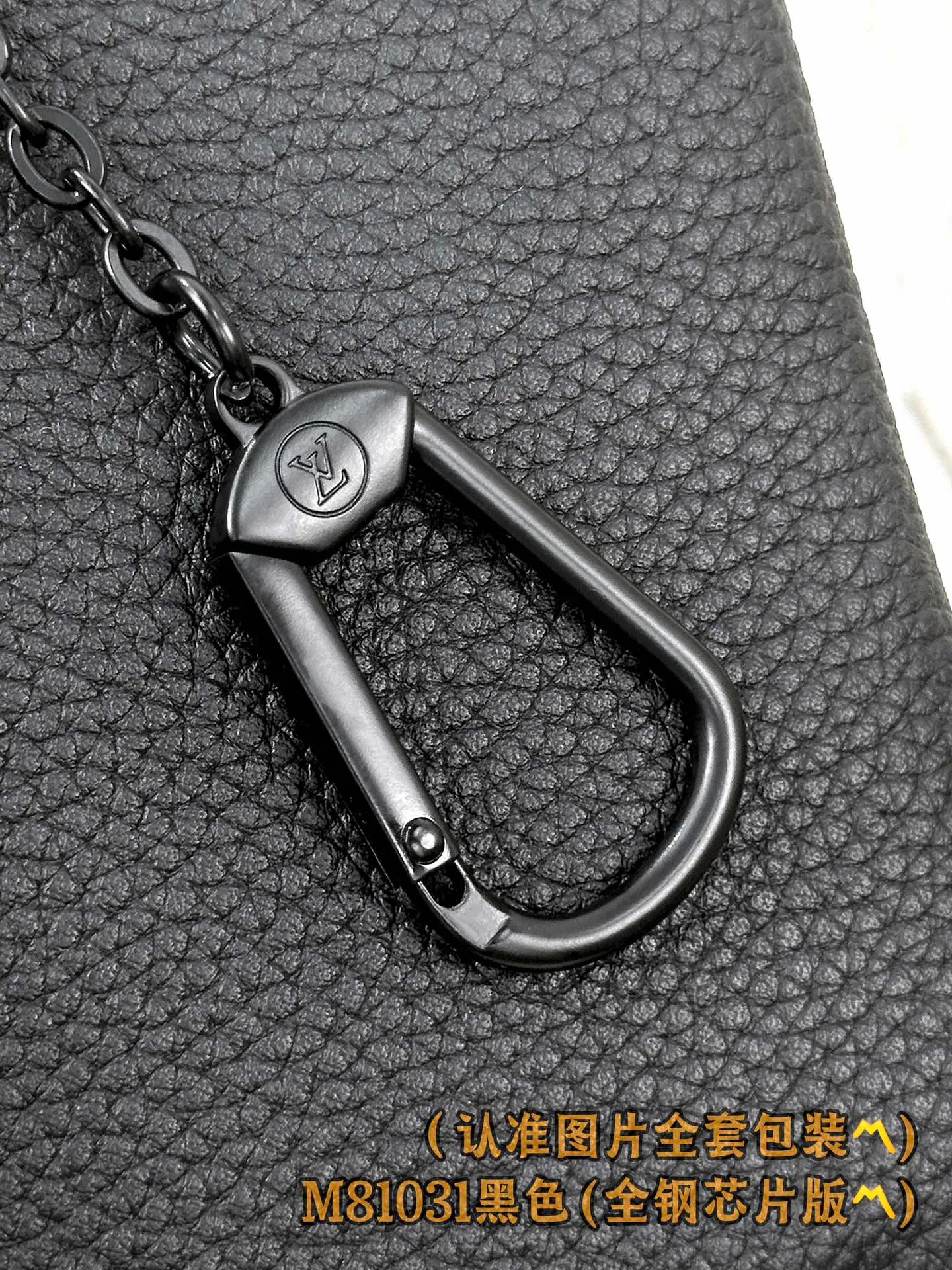 M81031 black (〽️A-grade all-steel version〽️) personalized customization, code-changing chip! Key Coin Purse This key coin purse is compact and practical in design. It is made of elegant black Aerogram leather, suitable for men who love elegant taste. It is embellished with a matching black LV metal logo, subtly showing the iconic brand style. The wallet is suitable for carrying change, credit cards and keys, and can be stored securely in a pocket. It can also be attached to a larger handbag with a convenient hook-and-chain strap.  12 x 7 x 1.5 cm (length x height x width). Special grade 290