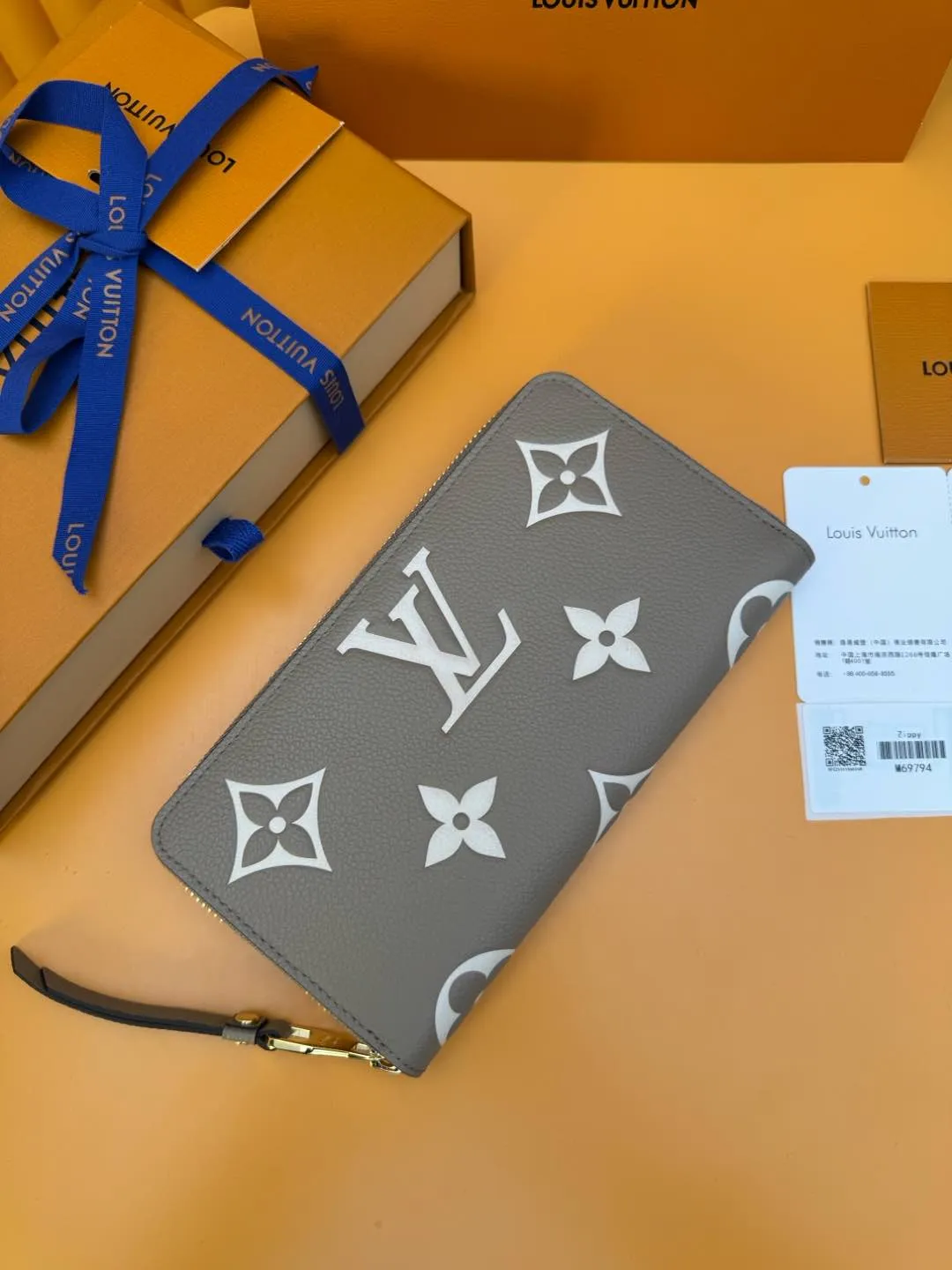 M69794 "Special Duty Free" ♻️[Official special edition·First class material·All steel hardware·French chip·Full set of packaging] This Zippy wallet is made of two-color Monogram fingerprint leather, cowhide with Monogram pattern printed on it. The company's signature model, it's known for its secure integral slide closure and the interior features multiple pockets, dividers and slots for cards. 19.5 x 10.5 x 2.5cm 💰920
