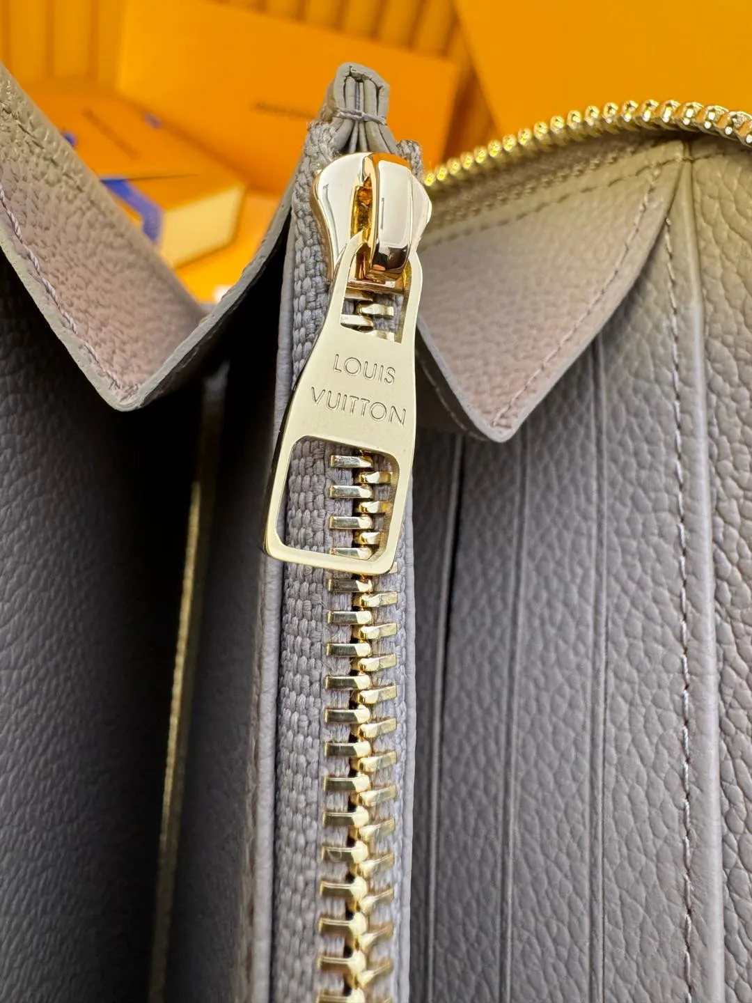 M69794 "Special Duty Free" ♻️[Official special edition·First class material·All steel hardware·French chip·Full set of packaging] This Zippy wallet is made of two-color Monogram fingerprint leather, cowhide with Monogram pattern printed on it. The company's signature model, it's known for its secure integral slide closure and the interior features multiple pockets, dividers and slots for cards. 19.5 x 10.5 x 2.5cm 💰920