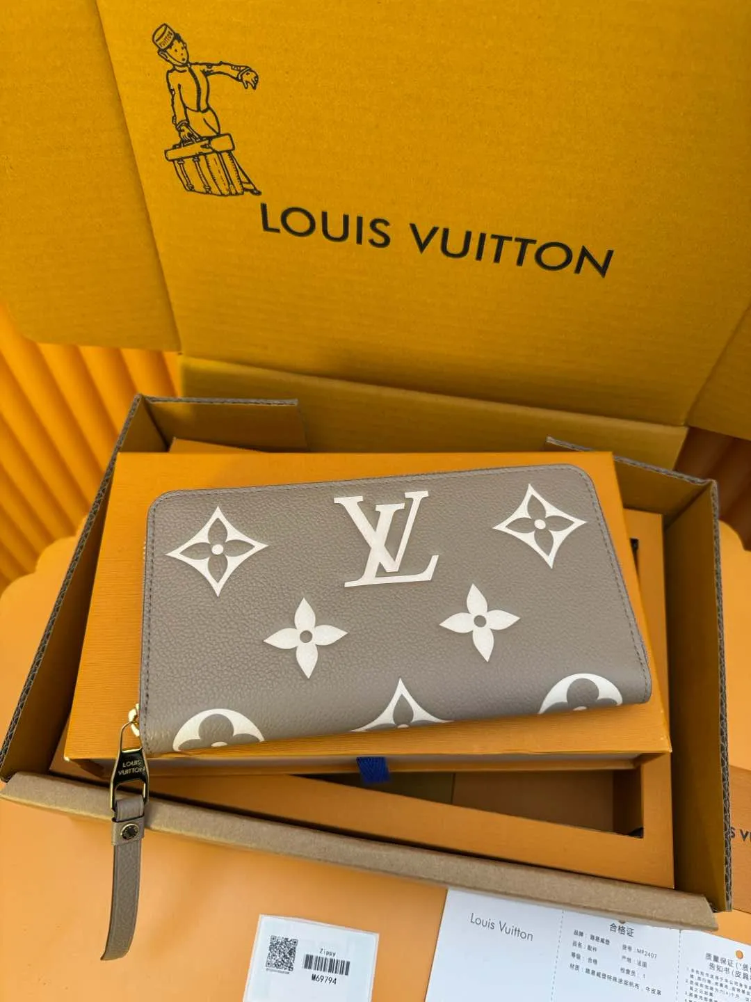 M69794 "Special Duty Free" ♻️[Official special edition·First class material·All steel hardware·French chip·Full set of packaging] This Zippy wallet is made of two-color Monogram fingerprint leather, cowhide with Monogram pattern printed on it. The company's signature model, it's known for its secure integral slide closure and the interior features multiple pockets, dividers and slots for cards. 19.5 x 10.5 x 2.5cm 💰920