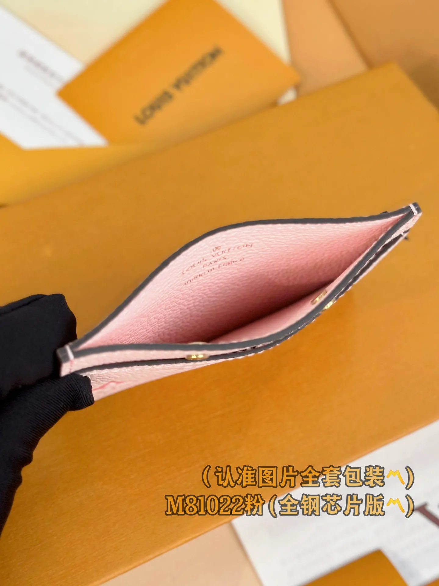 M81022 pink silk screen (〽️Grade A all-steel〽️) business card holder, personalized customization! (All made of imported cowhide materials, the leather feels very delicate🪡👍) This business card holder is made of two-color Monogram Empreinte leather and embellished with the classic Monogram embossed pattern. It is an elegant and practical accessory. The business card holder has a large central compartment and an outer compartment on each side. The business card holder is also embossed with the Louis Vuitton Paris logo in gold. 11 x 7.5 x 0.4 cm (length x height x width). Special grade 240