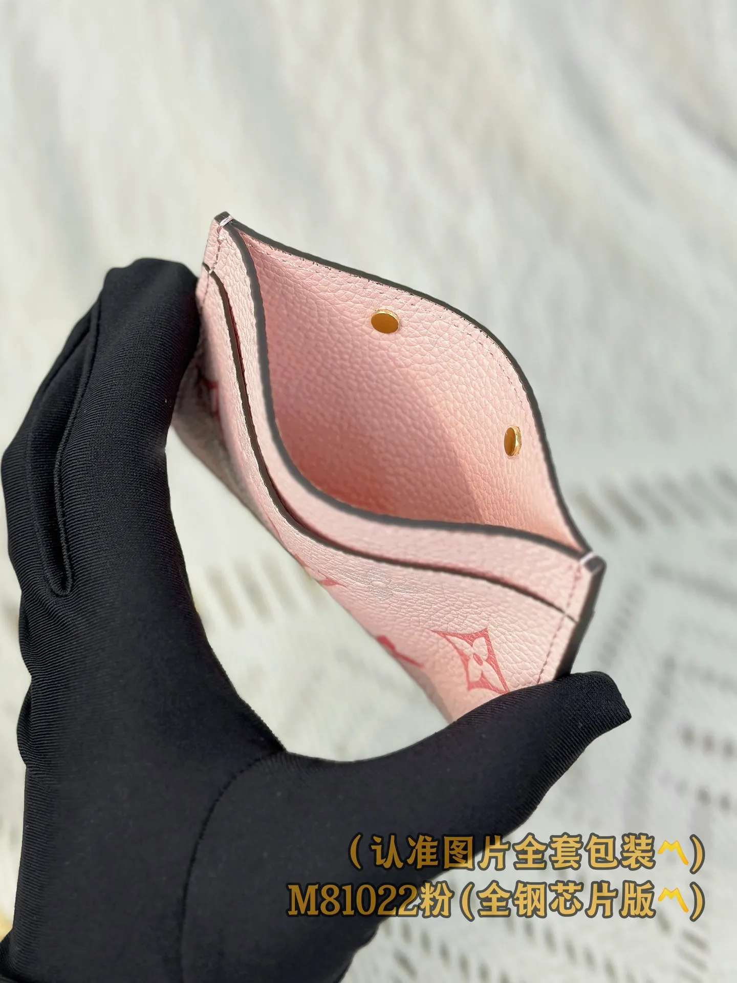 M81022 pink silk screen (〽️Grade A all-steel〽️) business card holder, personalized customization! (All made of imported cowhide materials, the leather feels very delicate🪡👍) This business card holder is made of two-color Monogram Empreinte leather and embellished with the classic Monogram embossed pattern. It is an elegant and practical accessory. The business card holder has a large central compartment and an outer compartment on each side. The business card holder is also embossed with the Louis Vuitton Paris logo in gold. 11 x 7.5 x 0.4 cm (length x height x width). Special grade 240