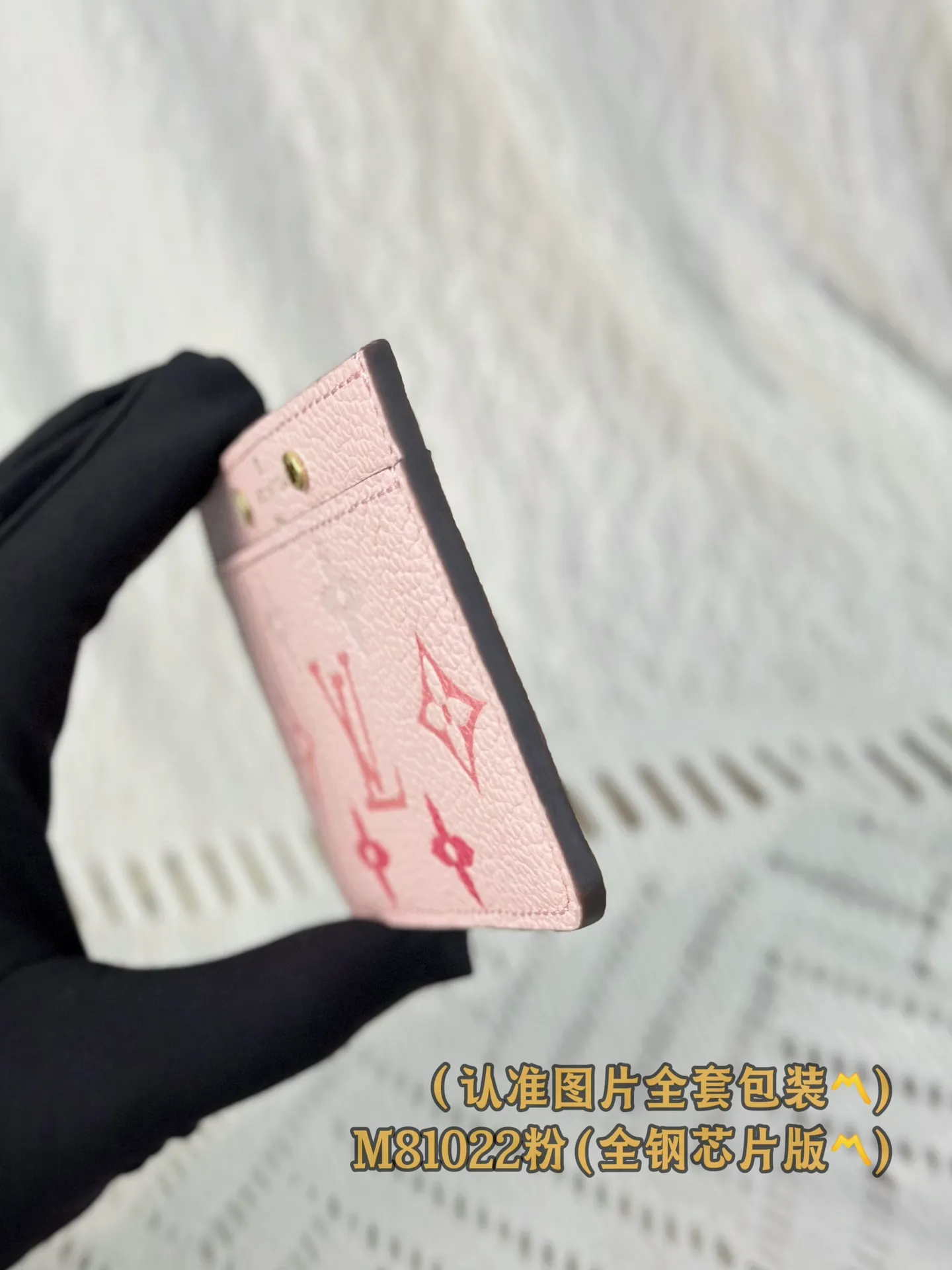 M81022 pink silk screen (〽️Grade A all-steel〽️) business card holder, personalized customization! (All made of imported cowhide materials, the leather feels very delicate🪡👍) This business card holder is made of two-color Monogram Empreinte leather and embellished with the classic Monogram embossed pattern. It is an elegant and practical accessory. The business card holder has a large central compartment and an outer compartment on each side. The business card holder is also embossed with the Louis Vuitton Paris logo in gold. 11 x 7.5 x 0.4 cm (length x height x width). Special grade 240