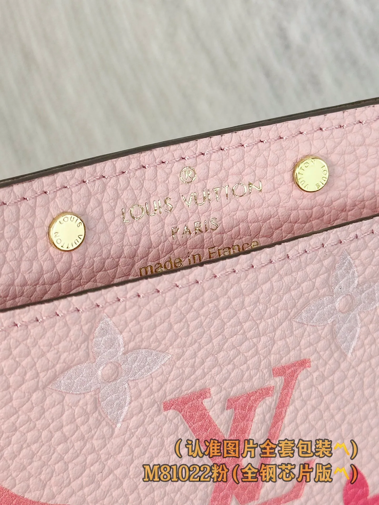 M81022 pink silk screen (〽️Grade A all-steel〽️) business card holder, personalized customization! (All made of imported cowhide materials, the leather feels very delicate🪡👍) This business card holder is made of two-color Monogram Empreinte leather and embellished with the classic Monogram embossed pattern. It is an elegant and practical accessory. The business card holder has a large central compartment and an outer compartment on each side. The business card holder is also embossed with the Louis Vuitton Paris logo in gold. 11 x 7.5 x 0.4 cm (length x height x width). Special grade 240