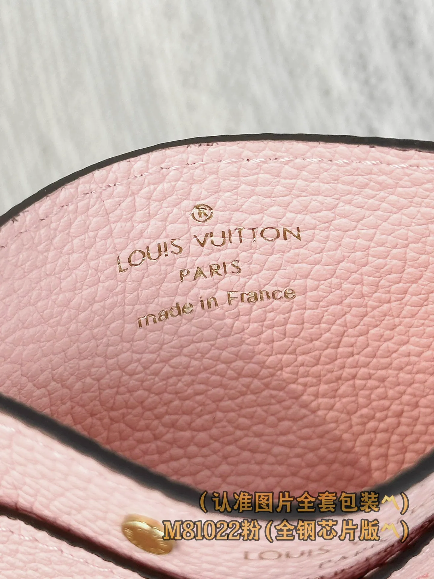 M81022 pink silk screen (〽️Grade A all-steel〽️) business card holder, personalized customization! (All made of imported cowhide materials, the leather feels very delicate🪡👍) This business card holder is made of two-color Monogram Empreinte leather and embellished with the classic Monogram embossed pattern. It is an elegant and practical accessory. The business card holder has a large central compartment and an outer compartment on each side. The business card holder is also embossed with the Louis Vuitton Paris logo in gold. 11 x 7.5 x 0.4 cm (length x height x width). Special grade 240