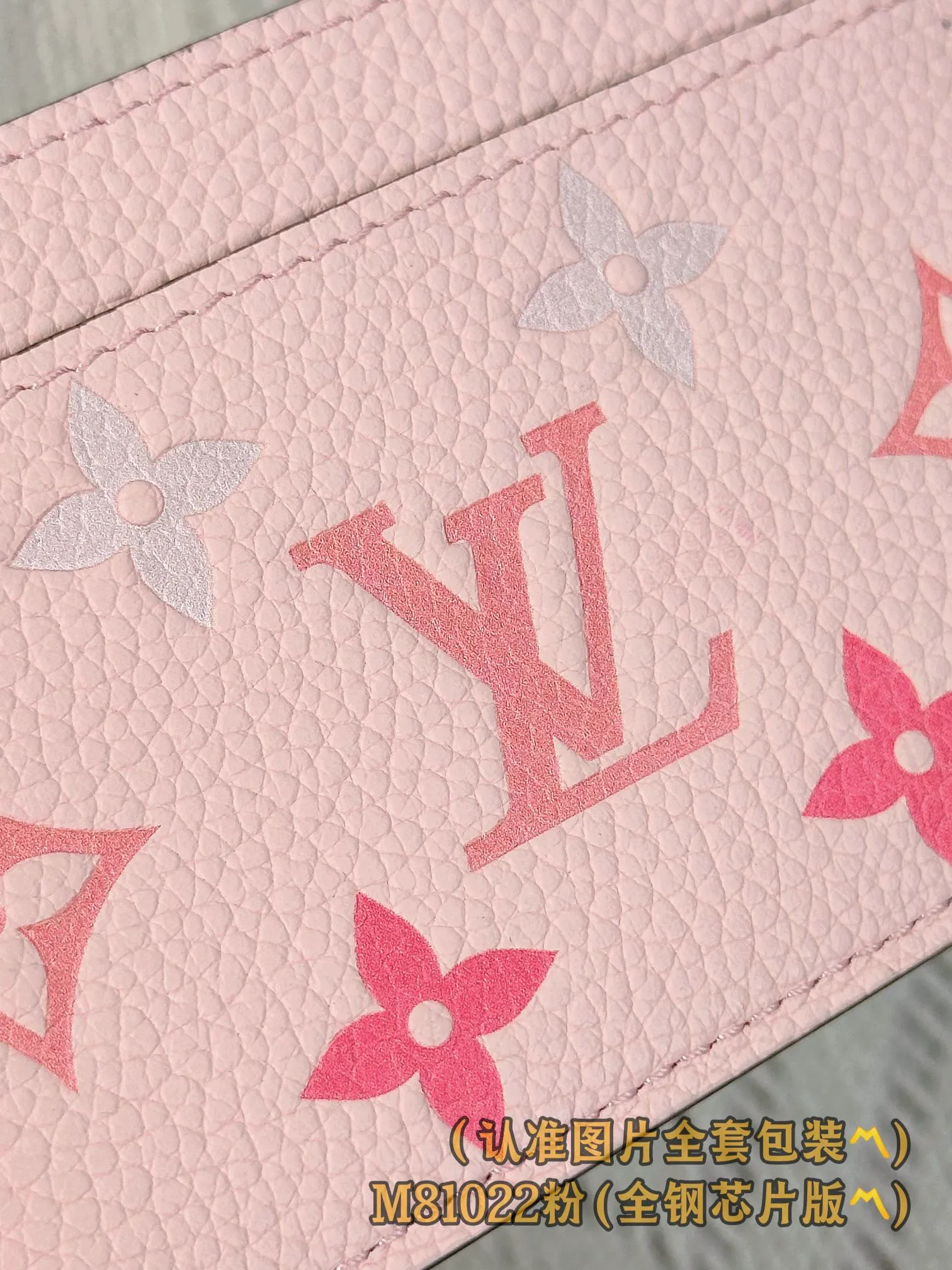 M81022 pink silk screen (〽️Grade A all-steel〽️) business card holder, personalized customization! (All made of imported cowhide materials, the leather feels very delicate🪡👍) This business card holder is made of two-color Monogram Empreinte leather and embellished with the classic Monogram embossed pattern. It is an elegant and practical accessory. The business card holder has a large central compartment and an outer compartment on each side. The business card holder is also embossed with the Louis Vuitton Paris logo in gold. 11 x 7.5 x 0.4 cm (length x height x width). Special grade 240