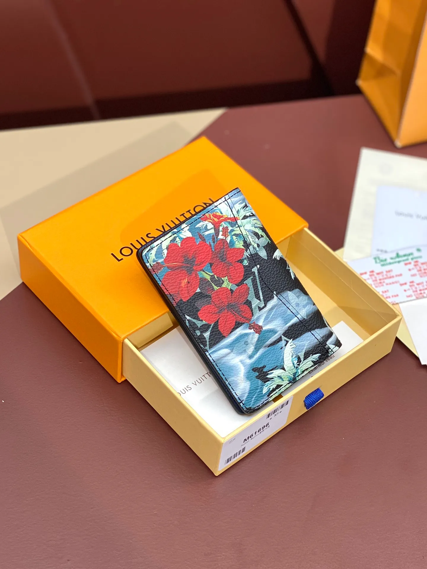 💰320 M61696 Skateboard🛹Royal Blue! Card Holder, the brand’s beloved all-purpose pocket wallet is crafted from colorful Monogram Surfin’ coated canvas, full of retro flair. The multi-layered pattern combines tropical design elements with iconic Louis Vuitton patterns. Small and stylish, the wallet fits into any pocket and features three card holders, five interior pockets and a convenient exterior pocket. 7.5 x 11.1 x 1 cm.