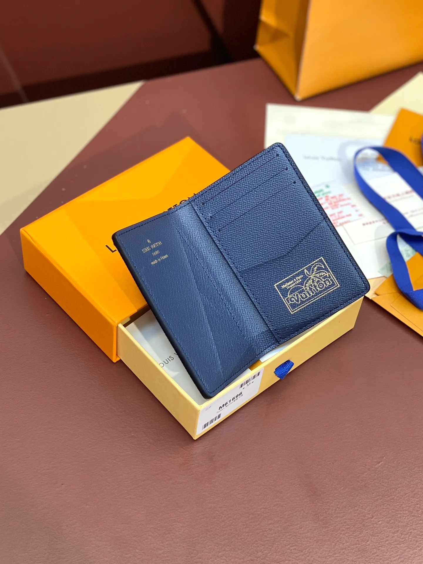 💰320 M61696 Skateboard🛹Royal Blue! Card Holder, the brand’s beloved all-purpose pocket wallet is crafted from colorful Monogram Surfin’ coated canvas, full of retro flair. The multi-layered pattern combines tropical design elements with iconic Louis Vuitton patterns. Small and stylish, the wallet fits into any pocket and features three card holders, five interior pockets and a convenient exterior pocket. 7.5 x 11.1 x 1 cm.