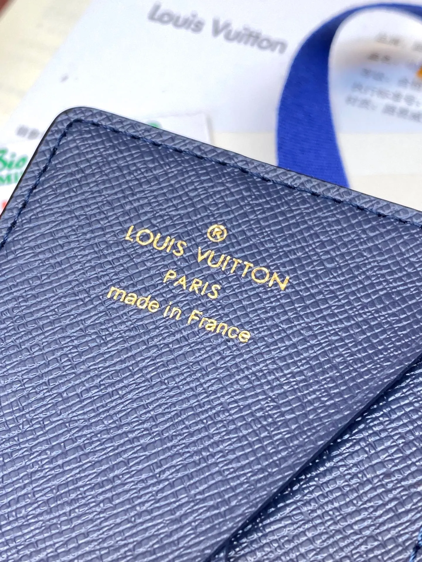 💰320 M61696 Skateboard🛹Royal Blue! Card Holder, the brand’s beloved all-purpose pocket wallet is crafted from colorful Monogram Surfin’ coated canvas, full of retro flair. The multi-layered pattern combines tropical design elements with iconic Louis Vuitton patterns. Small and stylish, the wallet fits into any pocket and features three card holders, five interior pockets and a convenient exterior pocket. 7.5 x 11.1 x 1 cm.