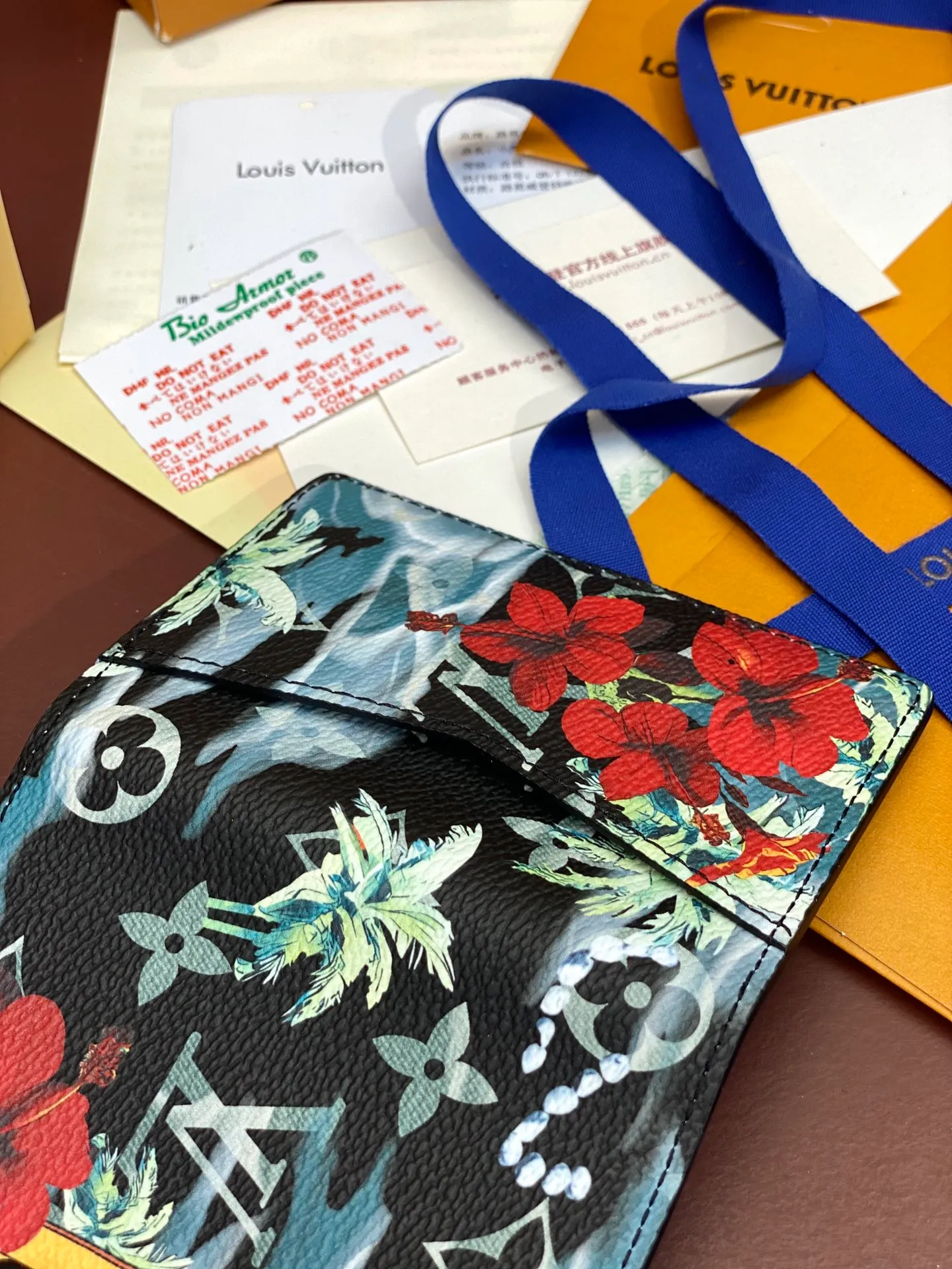 💰320 M61696 Skateboard🛹Royal Blue! Card Holder, the brand’s beloved all-purpose pocket wallet is crafted from colorful Monogram Surfin’ coated canvas, full of retro flair. The multi-layered pattern combines tropical design elements with iconic Louis Vuitton patterns. Small and stylish, the wallet fits into any pocket and features three card holders, five interior pockets and a convenient exterior pocket. 7.5 x 11.1 x 1 cm.