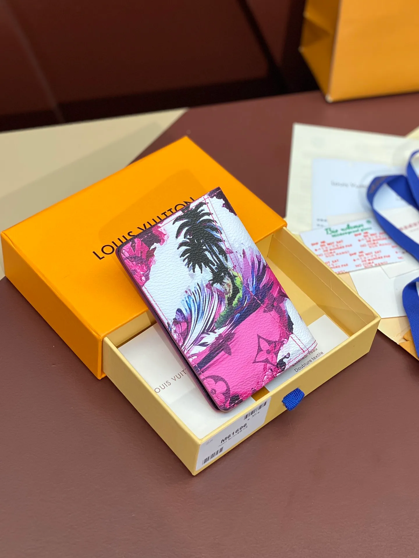 💰320 M61696 Skateboard🛹Black! Card Holder, the brand’s beloved all-purpose pocket wallet is crafted from colorful Monogram Surfin’ coated canvas, full of retro flair. The multi-layered pattern combines tropical design elements with iconic Louis Vuitton patterns. Small and stylish, the wallet fits into any pocket and features three card holders, five interior pockets and a convenient exterior pocket. 7.5 x 11.1 x 1 cm.