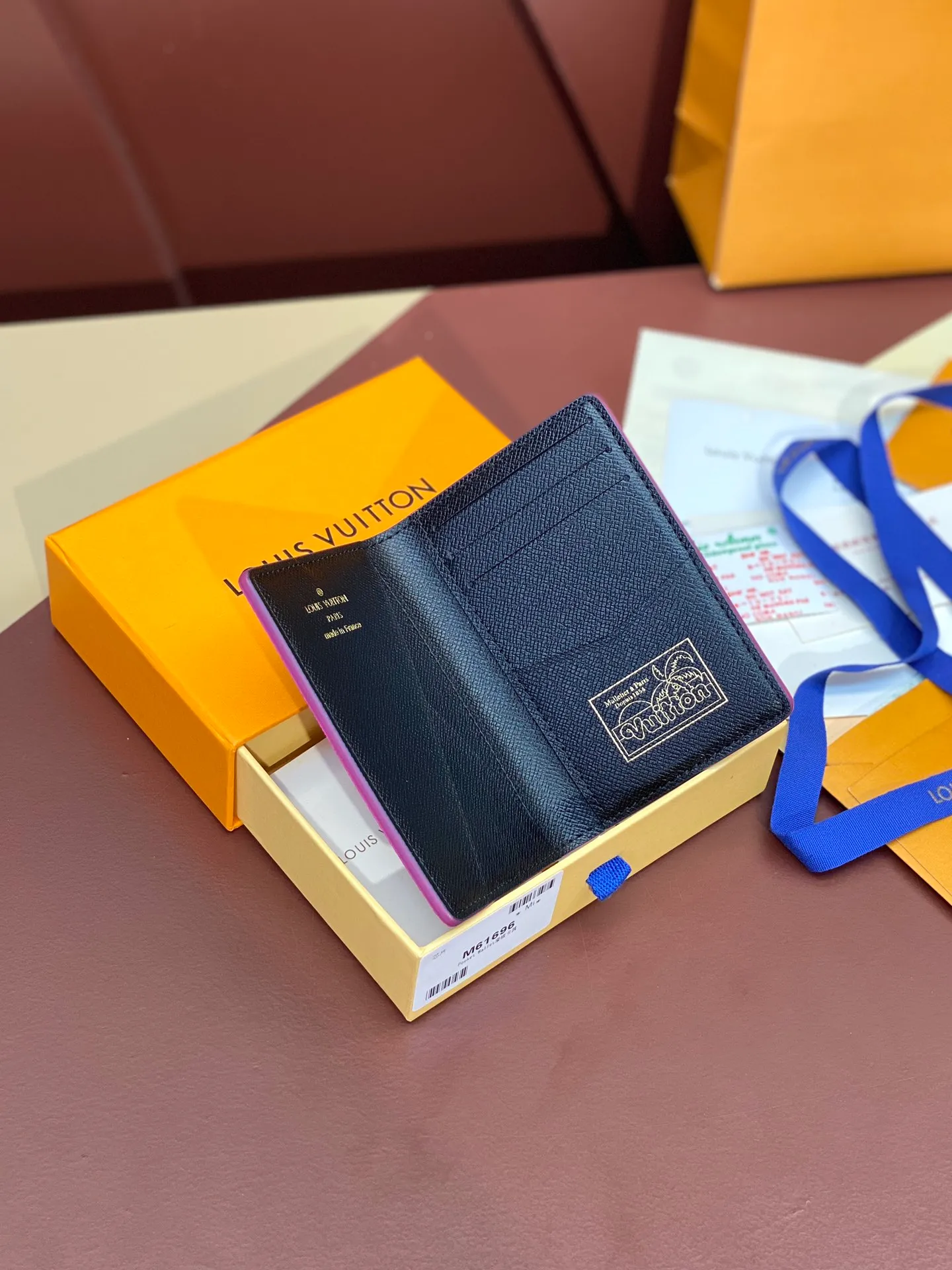 💰320 M61696 Skateboard🛹Black! Card Holder, the brand’s beloved all-purpose pocket wallet is crafted from colorful Monogram Surfin’ coated canvas, full of retro flair. The multi-layered pattern combines tropical design elements with iconic Louis Vuitton patterns. Small and stylish, the wallet fits into any pocket and features three card holders, five interior pockets and a convenient exterior pocket. 7.5 x 11.1 x 1 cm.